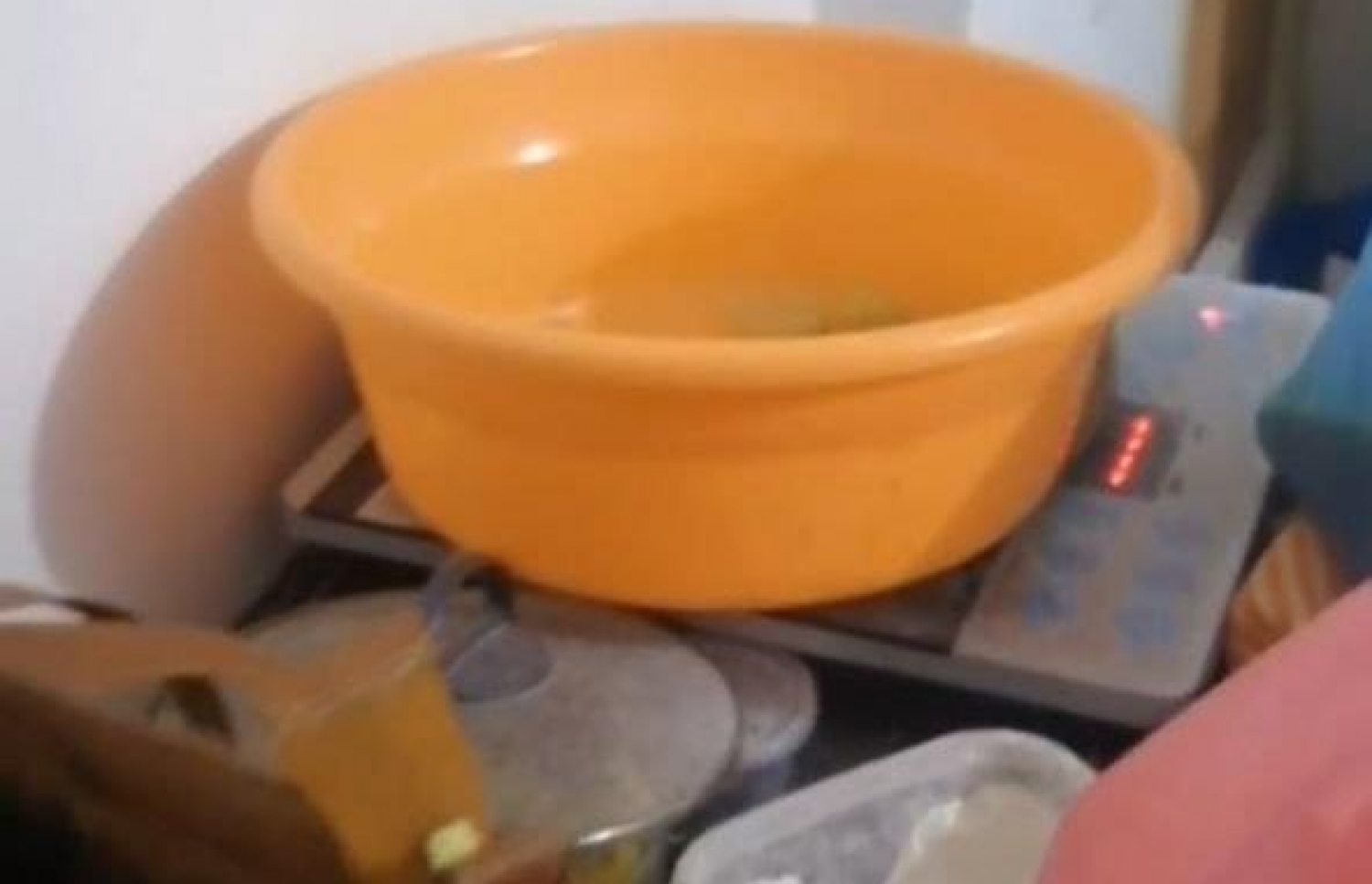 އަންހެން މީހާ ރޮށިފިހަން ގެންގުޅޭ ސާމާނު.