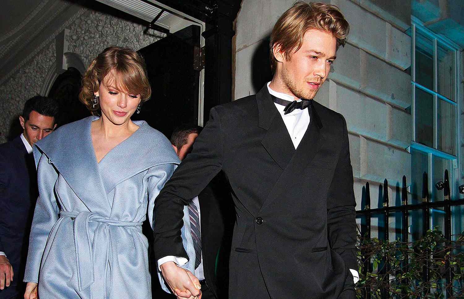 ޓޭލާ ސްވިފްޓް (ވ) އާއި ޖޯ އަލްވިން (ކ)