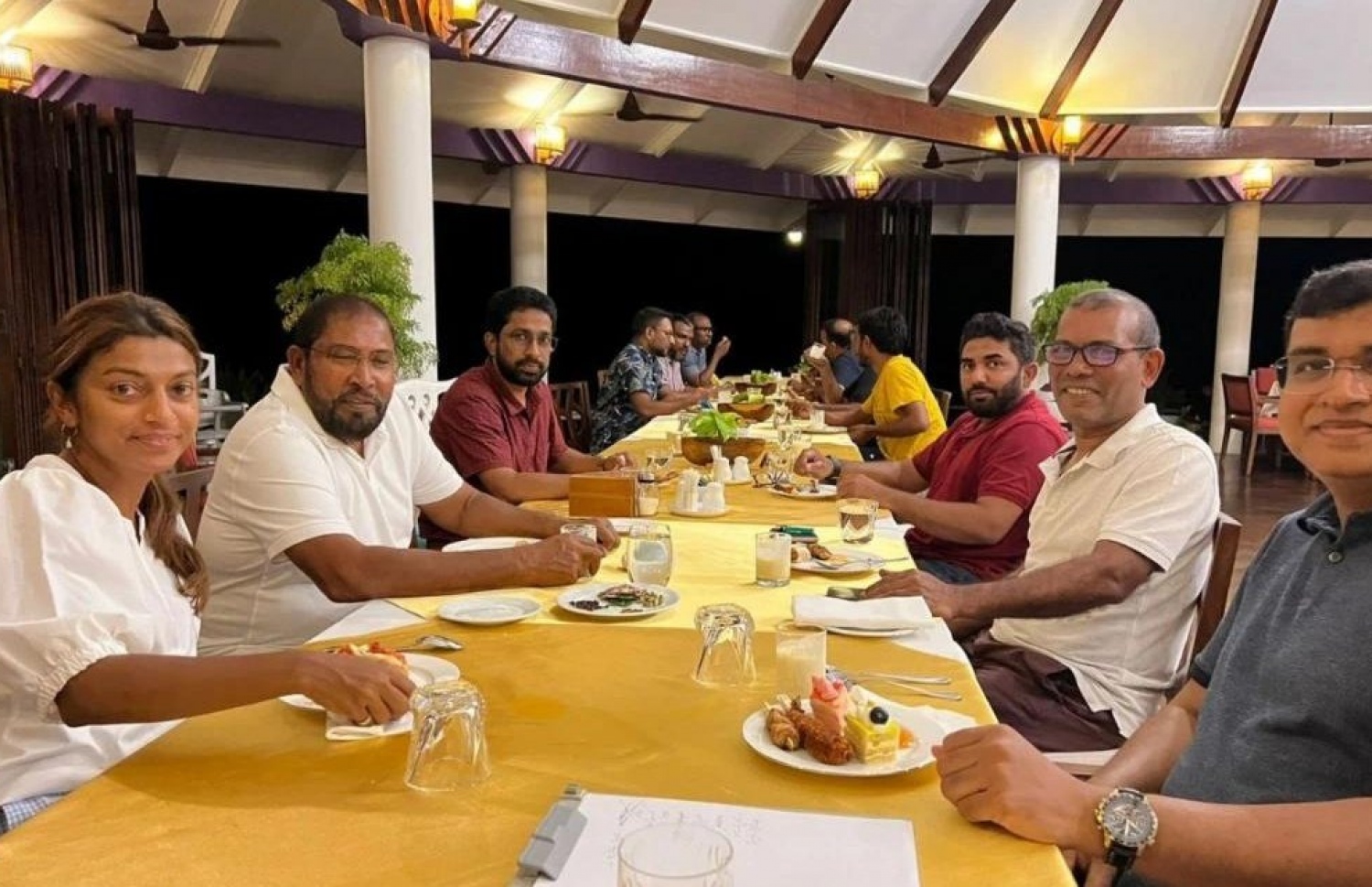 ސަން އައިލެންޑް ރިސޯޓުގައި މިދިޔަ ހުކުރު ދުވަހު އޮތް ރޯދަވީއްލުމުގައި ނަޝީދާއި ގާސިމް އަދި އެ ދެބޭފުޅުންގެ ބައެއް އަރިސް ބޭފުޅުން.