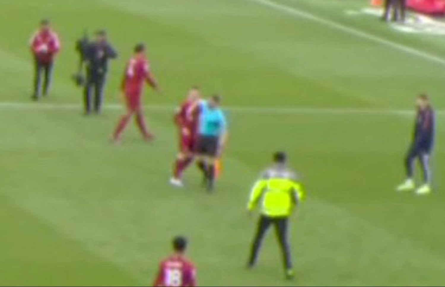 ރޮބާޓްސަން އަށް ލައިންސްމަން ހަމަލާ ދެނީ.