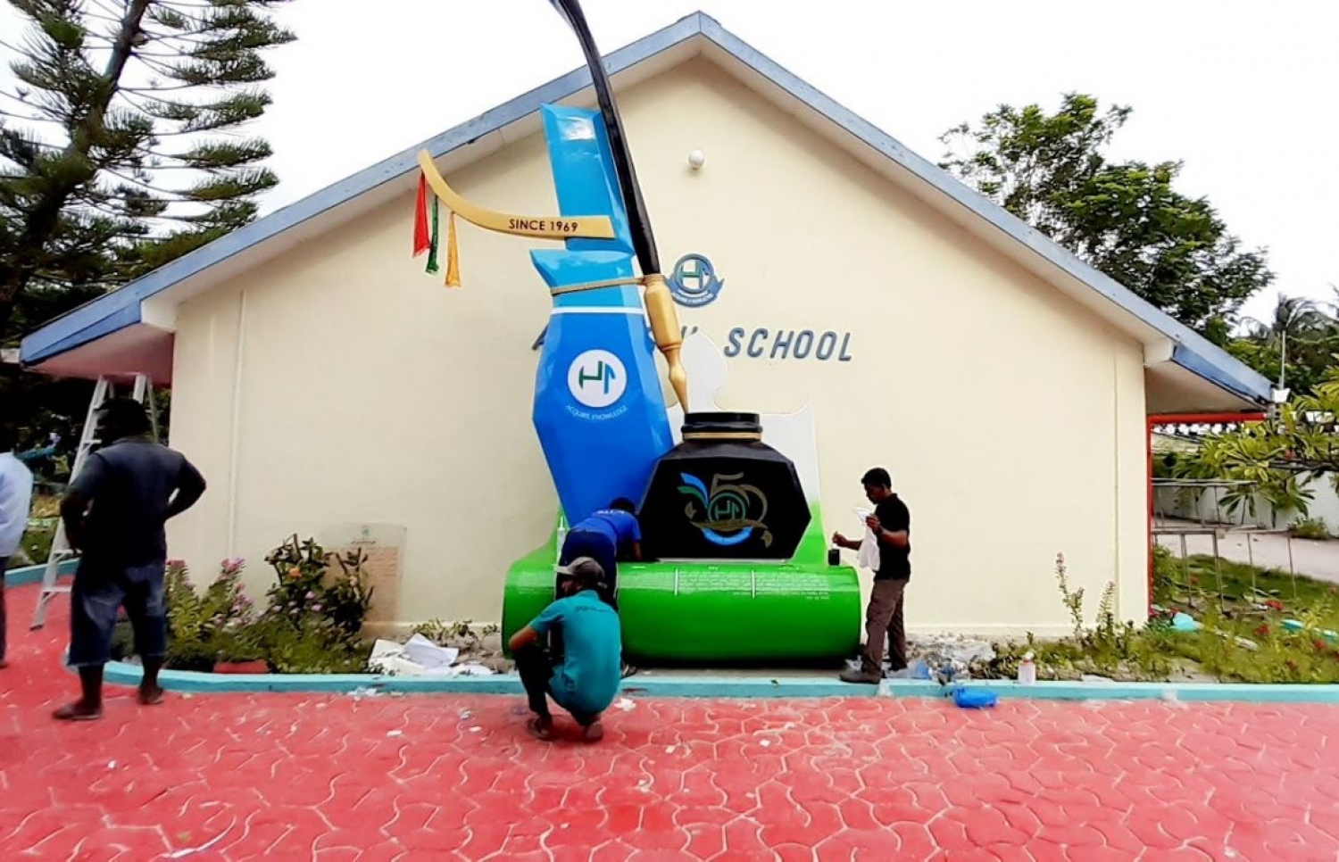 އަލިފުށި ސްކޫލަށް 50 އަހަރު ފުރުމުގެ މުނާސަބަތުގައި ސްކޫލް ގޯތިތެރޭގައި އިއްބެގެ ކުންފުނިން ހަދައިދިން މޮނިއުމެންޓް.