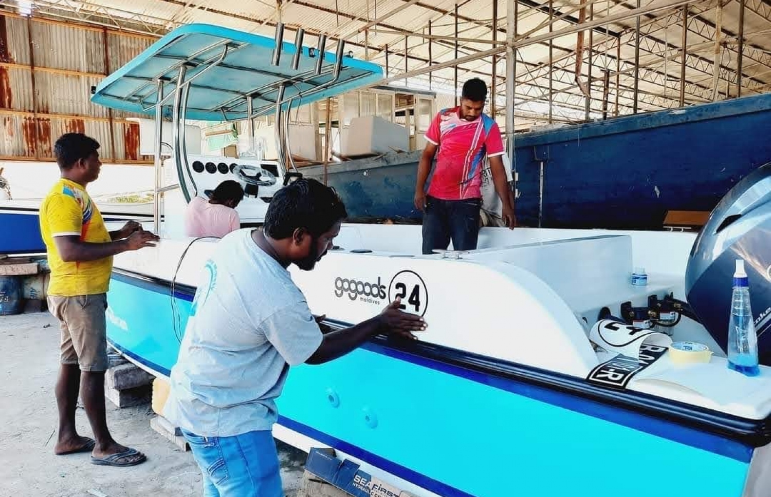 ލޯންޗެއްގެ މަސައްކަތްކުރަނީ: އިއްބެ ކުންފުނިން ބޯޓުފަހަރާއި ދޯންޏާއި ލޯންޗުފަހަރުގެ އެކި މަސައްކަތްތައް ކުރޭ.