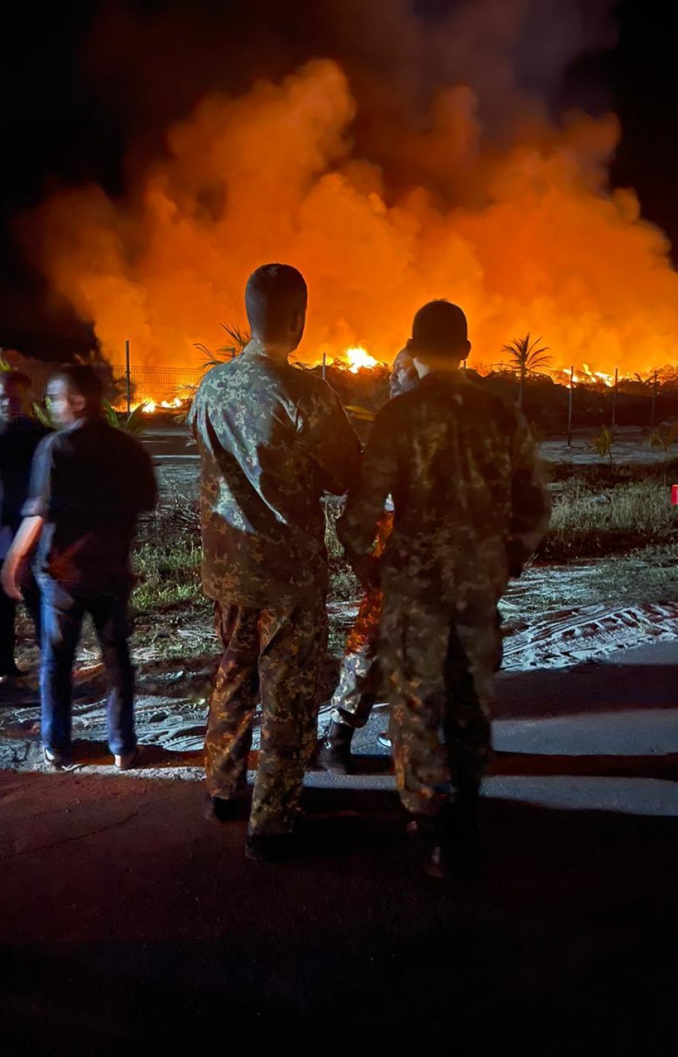 ހިތަދޫ ކުނިކޮށީގައި އަލިފާން ރޯވުމުން އެ ސަރަހައްދުގައި އެމްއެންޑީއެފްގެ އޮފިސަރުން ހަރަކާތްތެރިވަނީ--