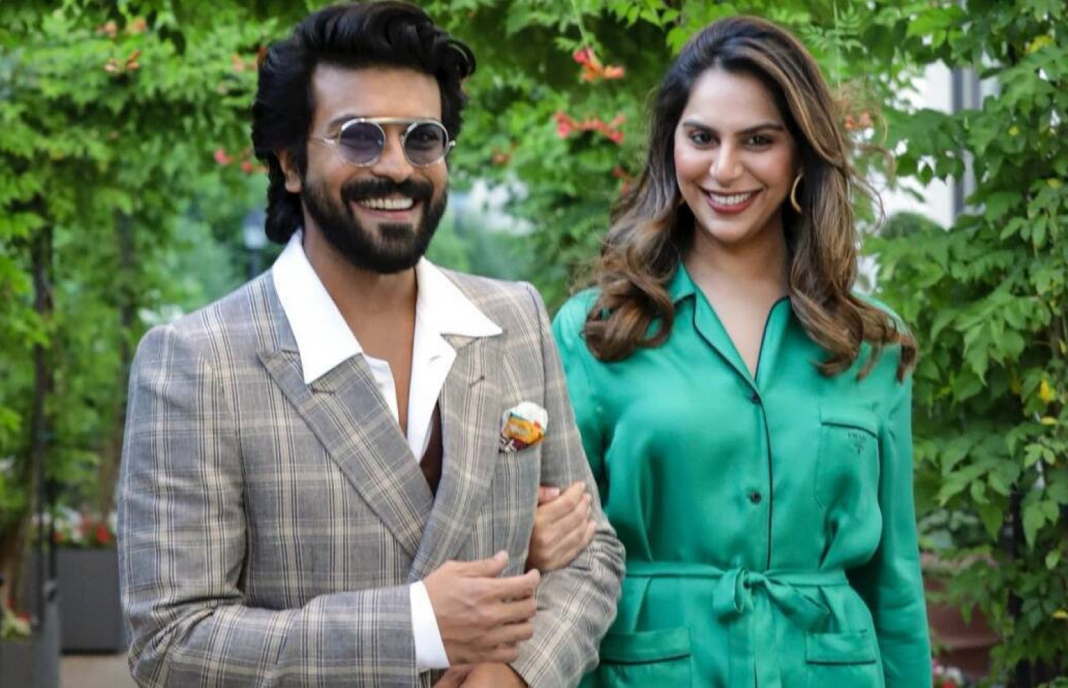 ރާމް ޗަރަން (ވ) އާއި އޭނާގެ އަންހެނުން އަޕްސަނާ (ކ)