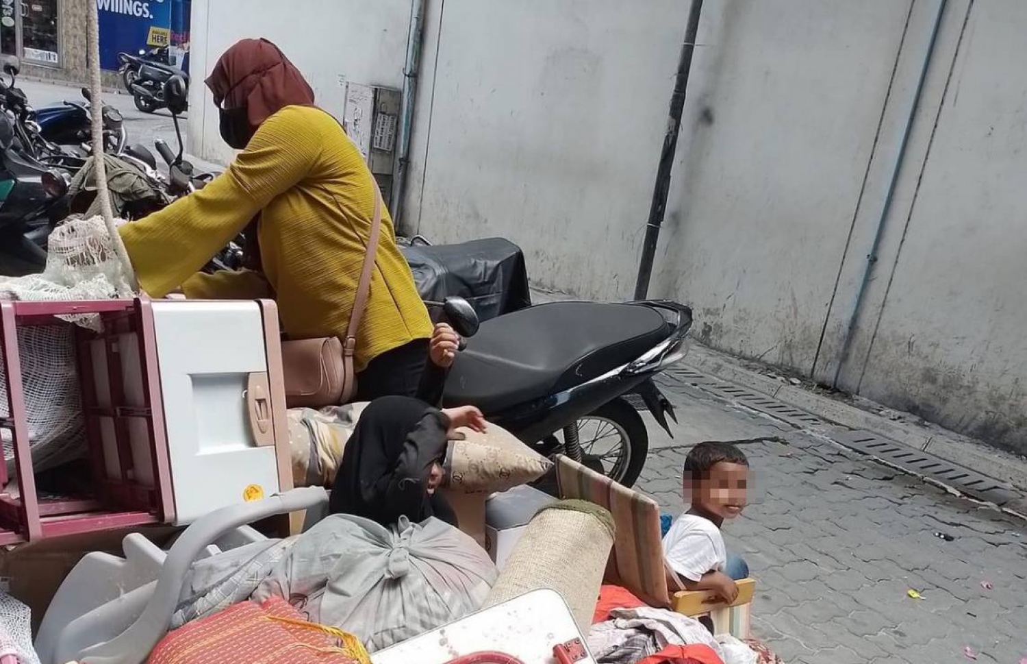 އާތިފާގެ އެޕާޓްމަންޓުން އެއްޗެހި ނެރުނު އިރު ކުޑަ ދަރިފުޅު އިށީނދެލައިގެން (ކުދިންނާ އެކު އެފްސީޕީޑީގެ މުވައްޒަފެއް)