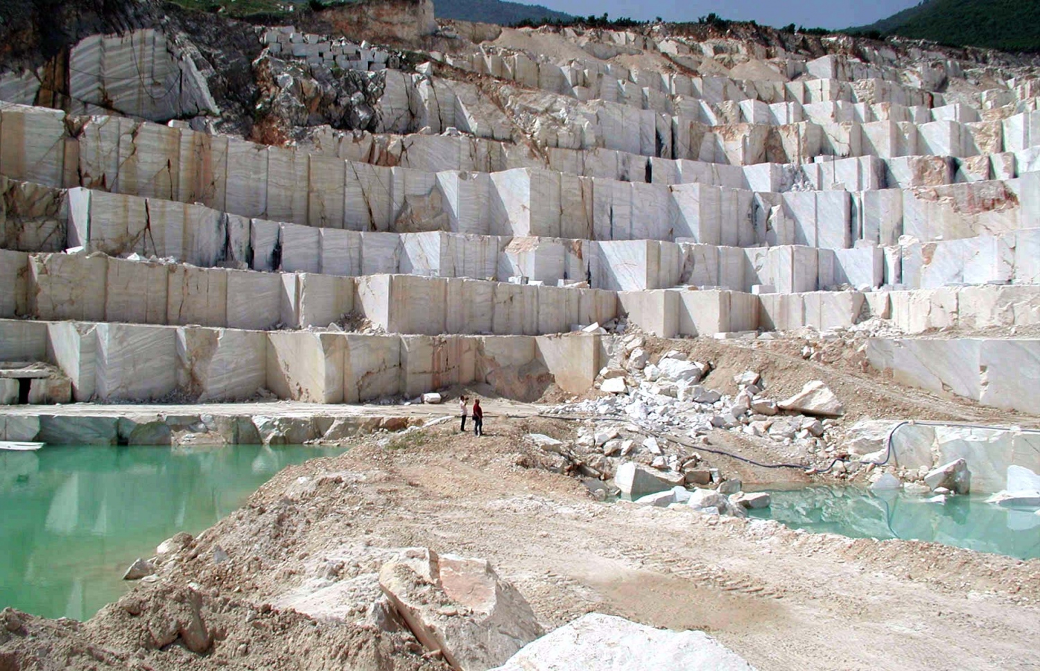 ގްރީސްގެ ތާސޮސް ޖަޒީރާގައި ހުންނަ ފަރުބަދައިން ހުދު ކުލައިގެ މަރުމަރު ހިލަ ކެނޑުމުގެ މަސައްކަތް ކުރިއަށް ދަނީ