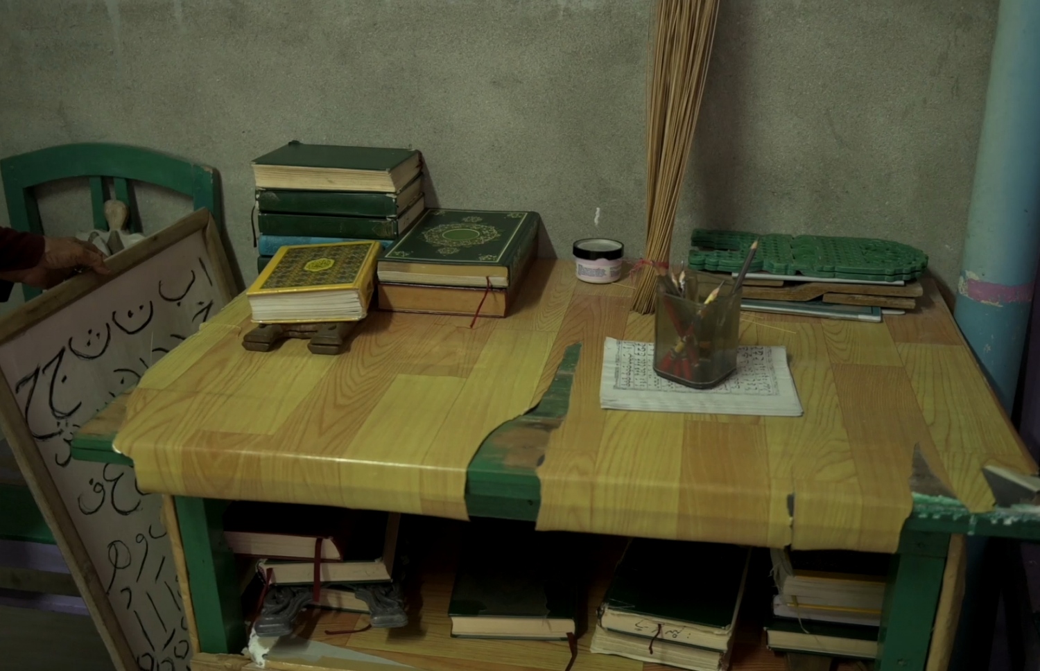 ކުދިންނަށް ގުރުއާން ކިޔަވައިދިނުމަށް ލަތީފާ ގެންގުޅޭ ބައެއް ހަތިމުތައް.