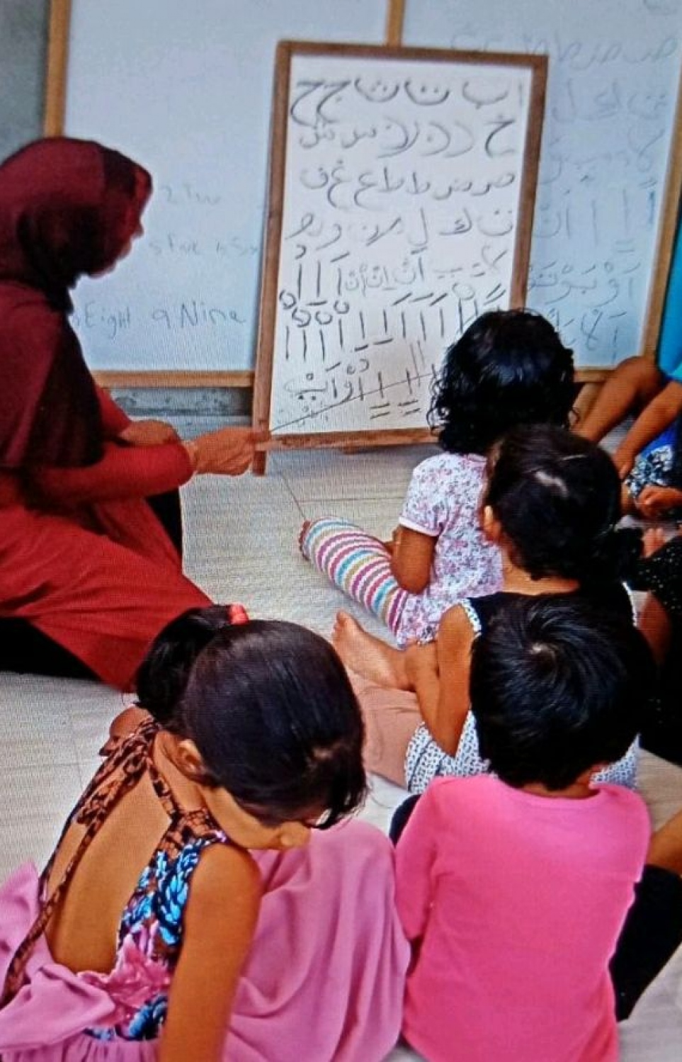 ލަތީފާ، ގޭގައި ކުދިންނަށް ކިޔަވައިދެނީ.