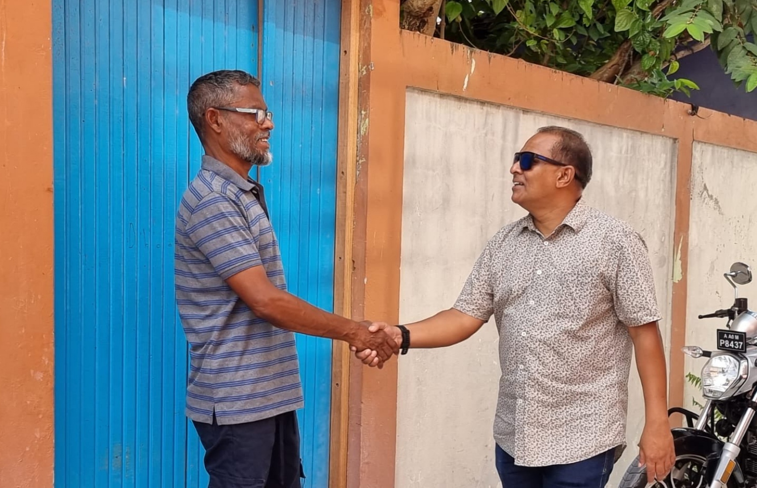 ގުރައިދޫ ދާއިރާގެ ޕީޕީއެމްގެ ކެންޑިޑޭޓް ރިޒާ، މީހަކާ ސަލާމްކުރައްވަނީ.