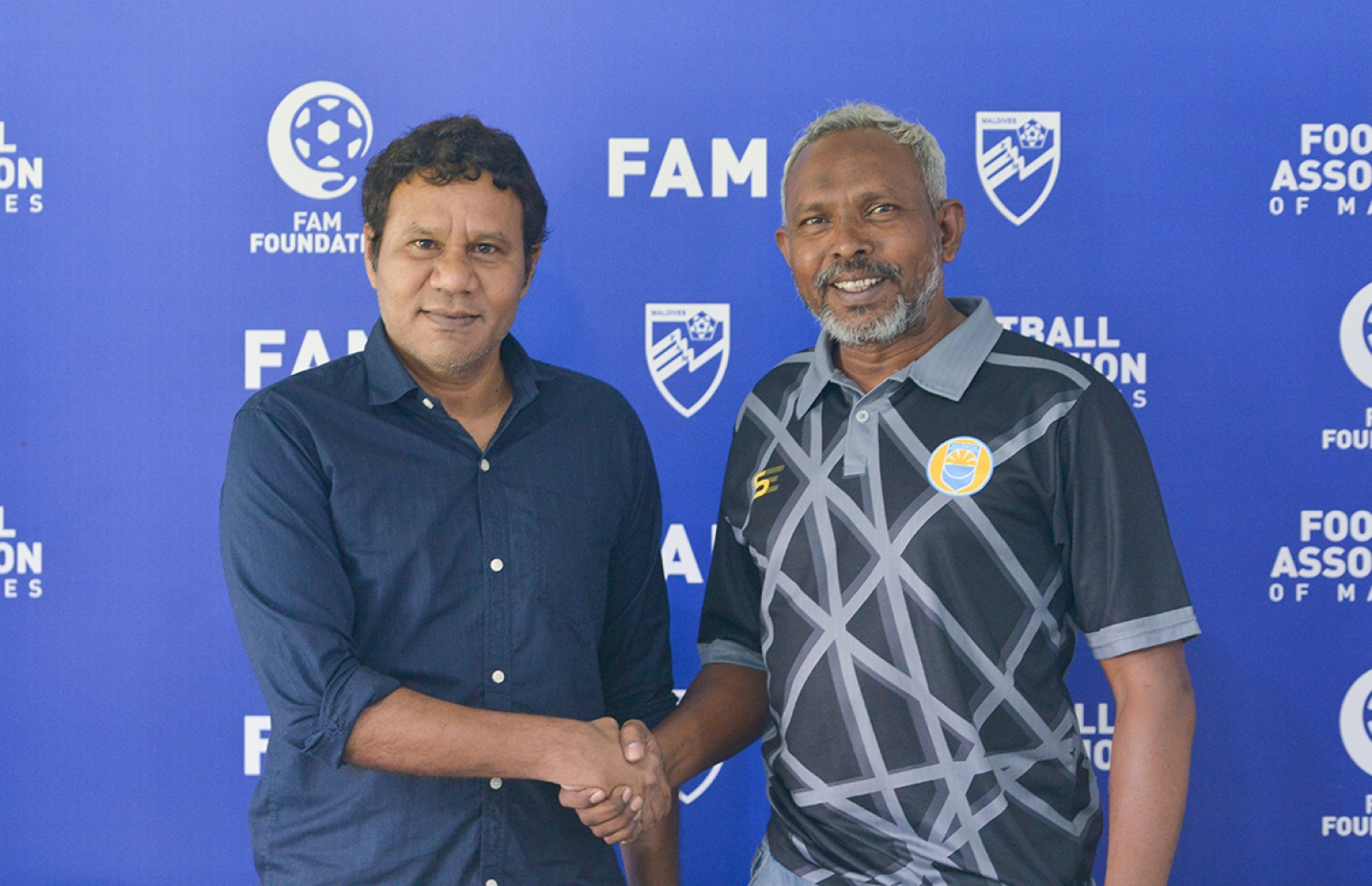 ވެލެންސިއާގެ ކޯޗު ފެސްކޯ (ކ) އާއި ސަސްގެ ކޯޗު އިސްމާއިލް މަހްފޫޒް (އިންމަ).-- ފޮޓޯ: އިބްރާހިމް ފާއިދު/ އެފްއޭއެމް