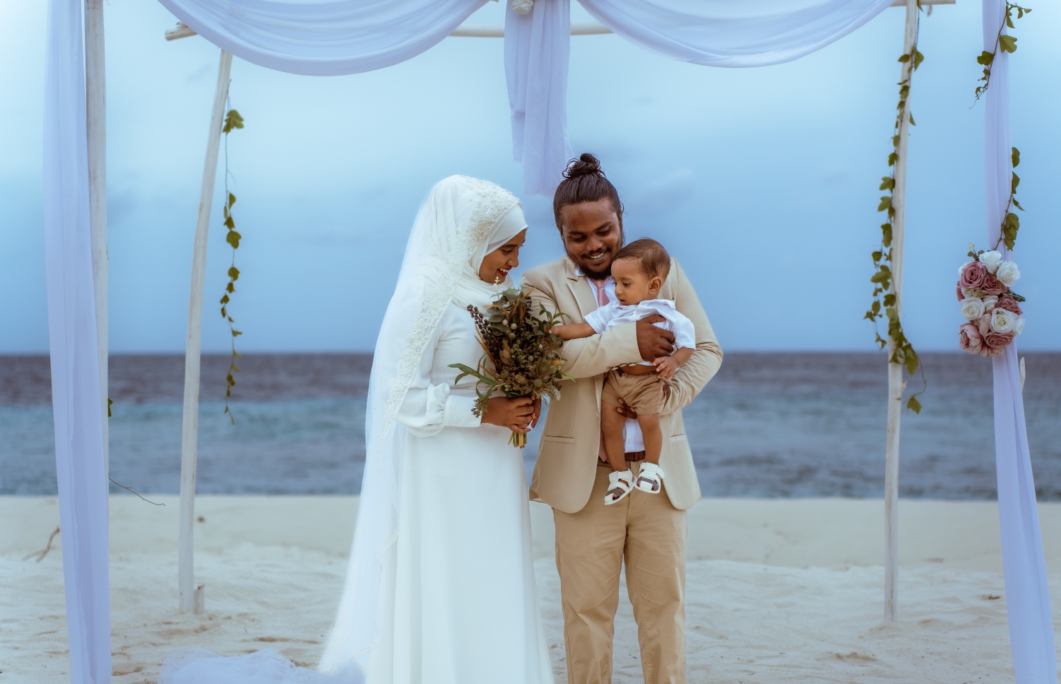 މޯޑް އާއި އާއި އޭނާގެ އަންހެނުން ކުއްޖަކު އުރާލައިގެން