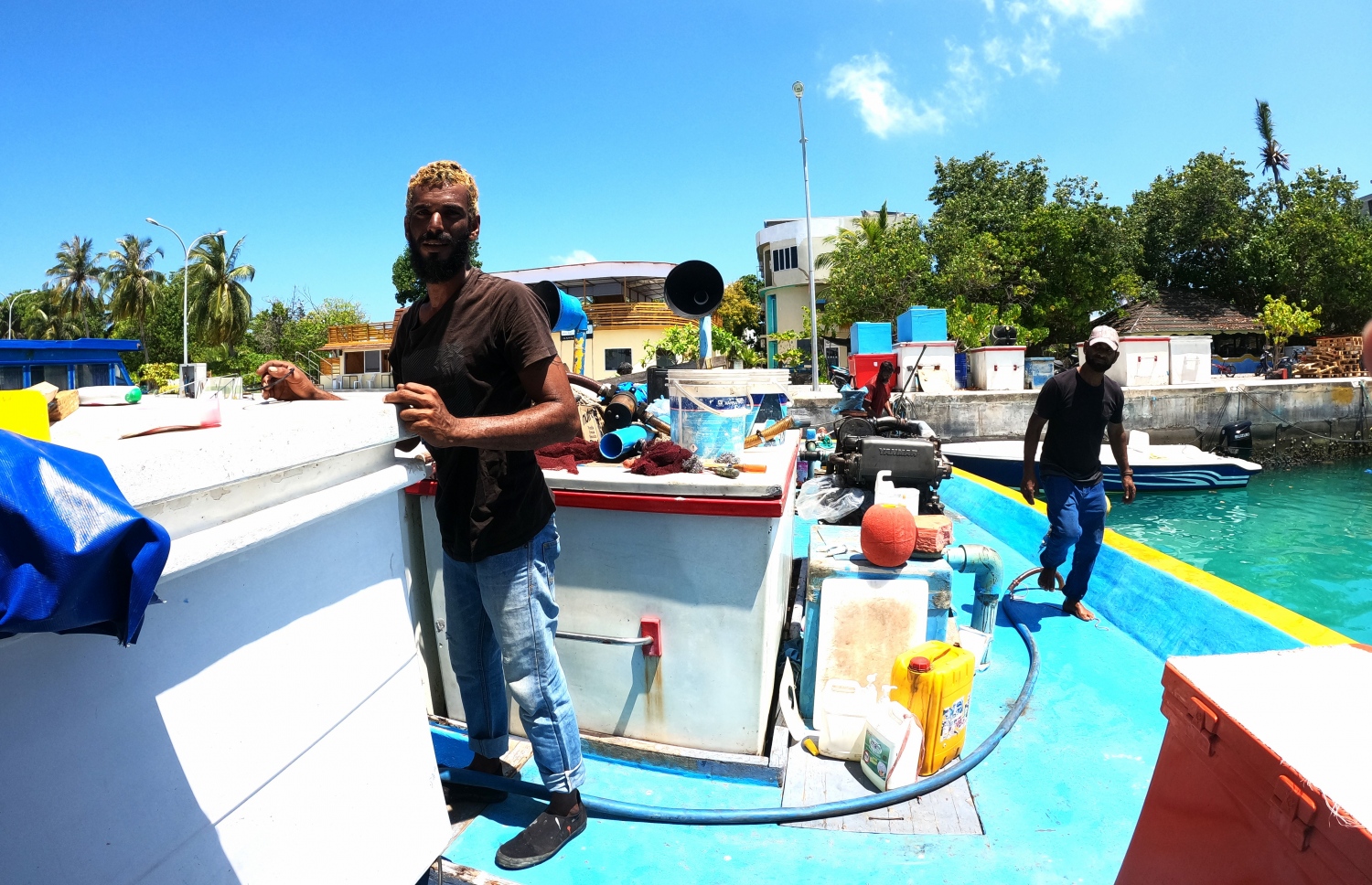 ރަންތަރި ދޯނި މަރާމާތުކުރުމުގައި ފަޅުވެރިން: މި ދޯނިން ވެސް ކަންނެލި މަސްވެރިކަން ކުރަނީ އުތުރުން.