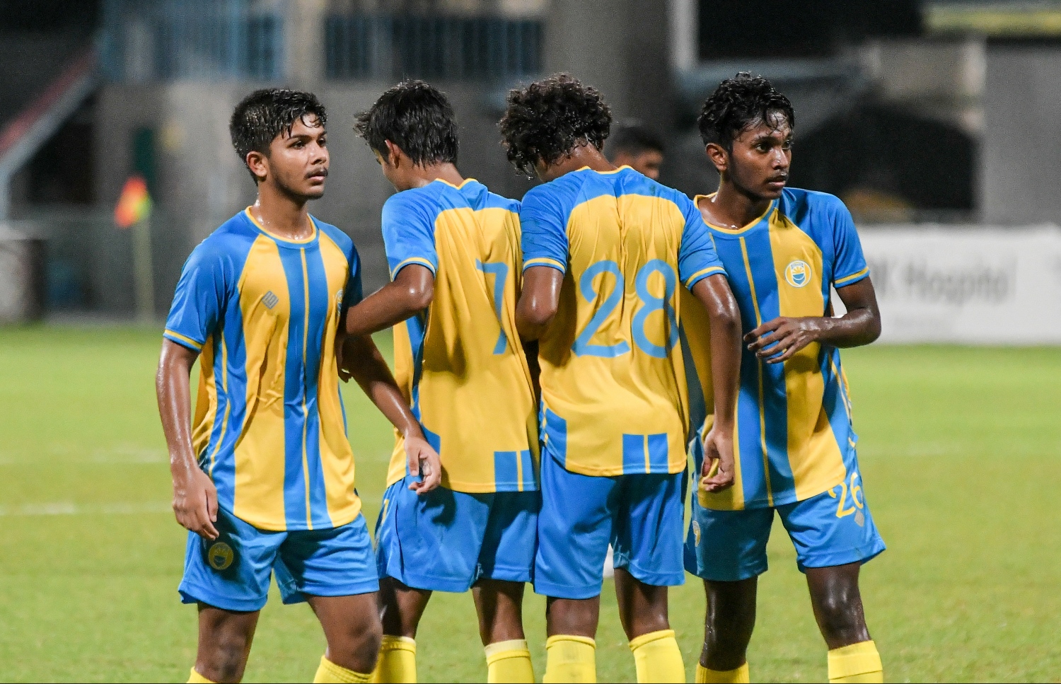 ރޭގެ މެޗުގައި ކުޅުނު ވެލެންސިއާގެ ޒުވާން ބައެއް ކުޅުންތެރިން ދަނޑުމަތީގައި.-- ފޮޓޯ: ނިޝާން އަލީ/ މިހާރު