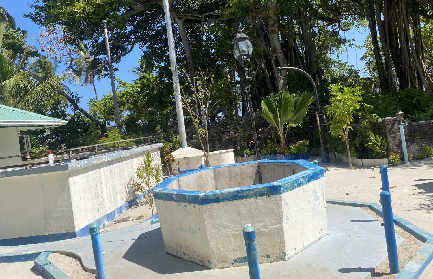 ޒިޔާރަތުގެ ތެރޭގައި ހުރި ވަޅެއް. ޒިޔާރަތްތަކަށް ނަދުރުބުނުން ހުއްޓުވި ފަހުން މިތަނުގެ ވަށައިގެން ދިދަ ދަމައި ޒީނަތްތެރިކުރުން ވަނީ ހުއްޓާލާފައި.