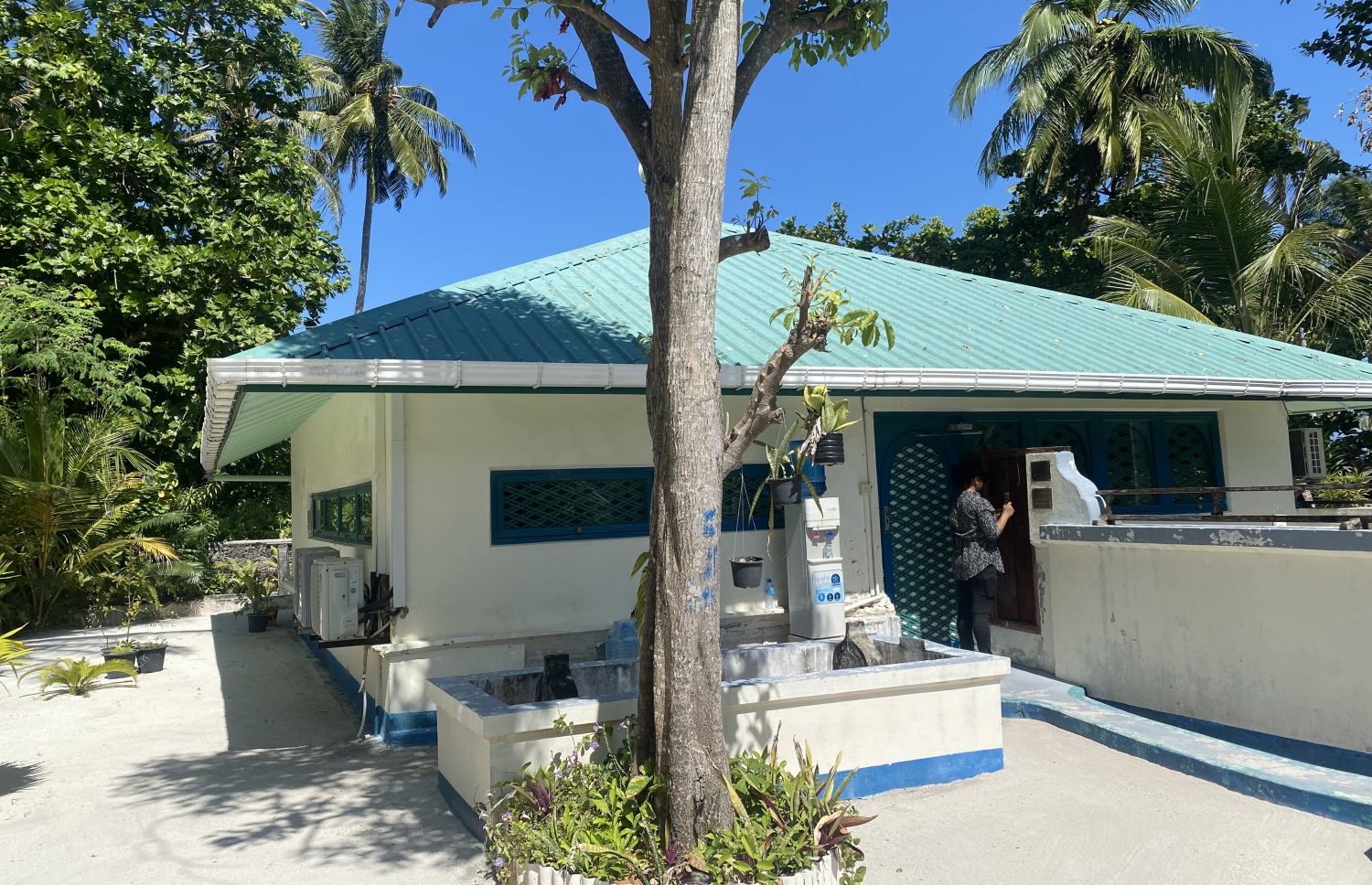 ކުރީ ޒަމާނުގައި އަތޮޅުން މީހުން އައިސް ނަދުރުބުނެ އުޅުނު ޒިޔާރަތް. މިތަން ނިސްބަތްވަނީ ކަލާފާނު ރަސްގެފާނަށް.