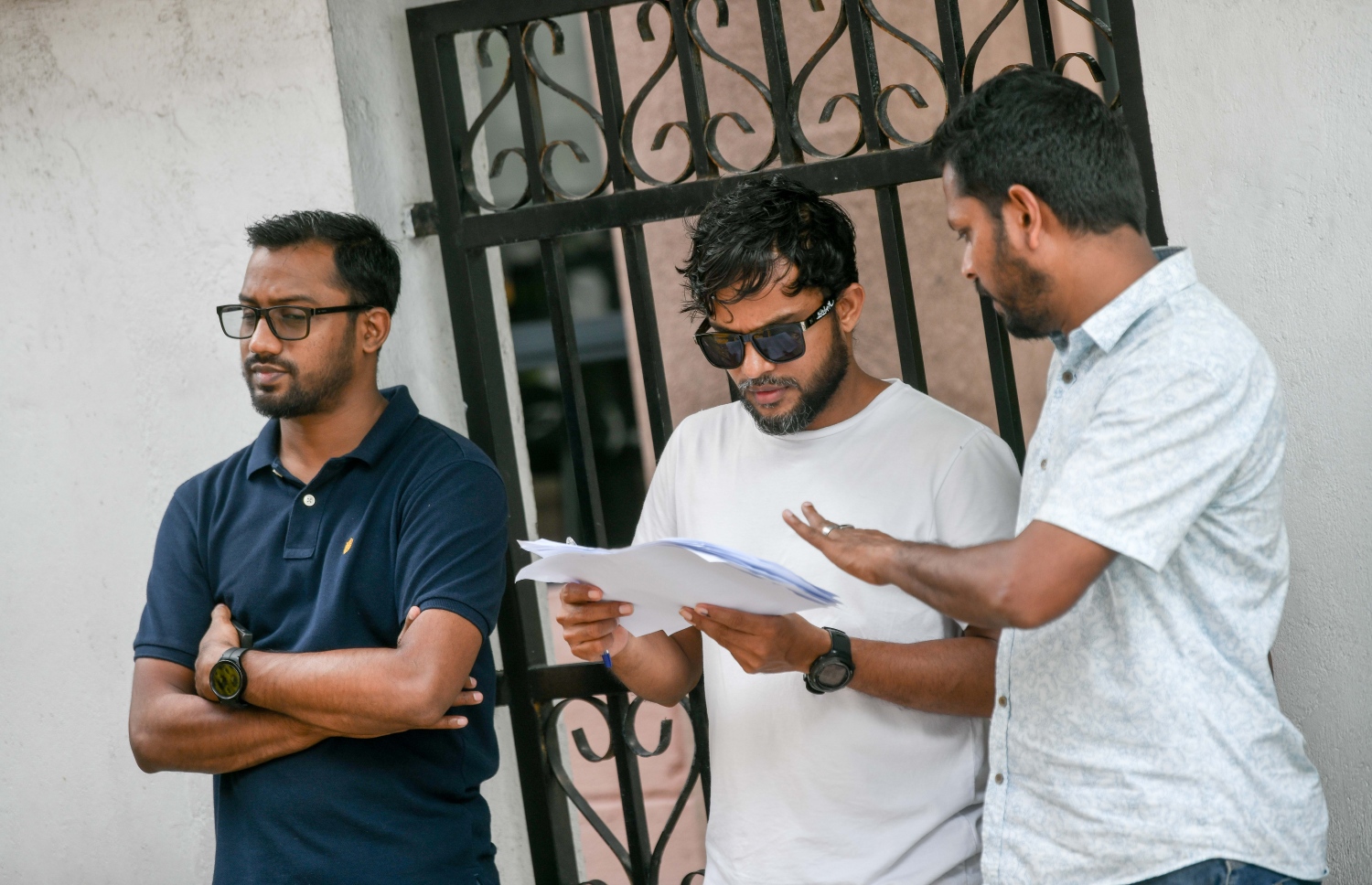 ގުރައިދޫ ދާއިރާގެ ބައި އިލެކްޝަންގެ ވޯޓުލުން އިއްޒުއްދީން ސްކޫލްގައި ކުރިއަށް ދާއިރު އެތަނުގެ ބޭރުގައި މީހުން މަޑުކޮށްގެން.-- ފޮޓޯ: ނިޝާން އަލީ | މިހާރު