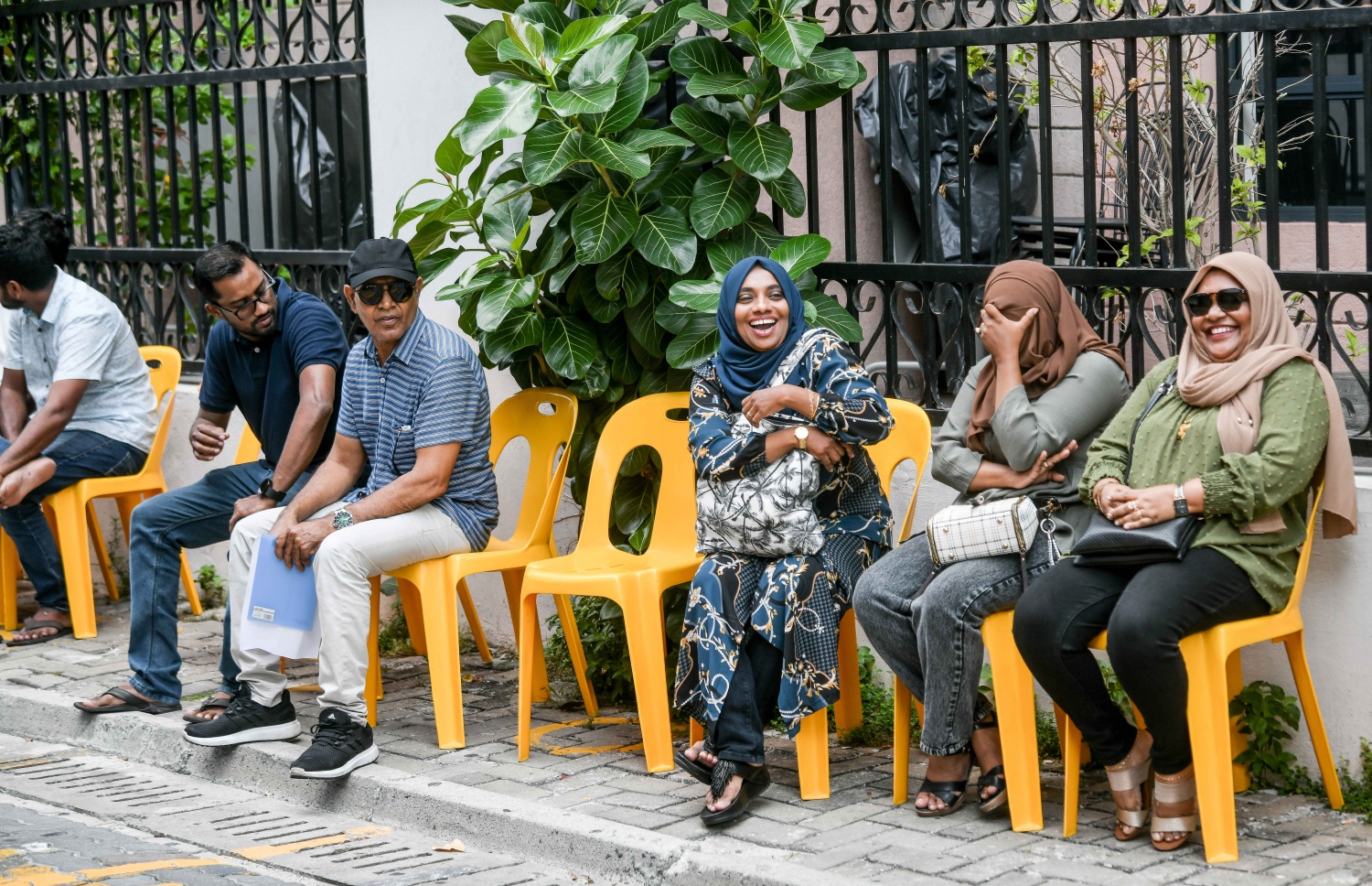 ގުރައިދޫ ދާއިރާގެ ބައި އިލެކްޝަންގެ ވޯޓުލުން އިއްޒުއްދީން ސްކޫލްގައި ކުރިއަށް ދާއިރު އެތަނުގެ ބޭރުގައި މީހުން މަޑުކޮށްގެން.-- ފޮޓޯ: ނިޝާން އަލީ | މިހާރު