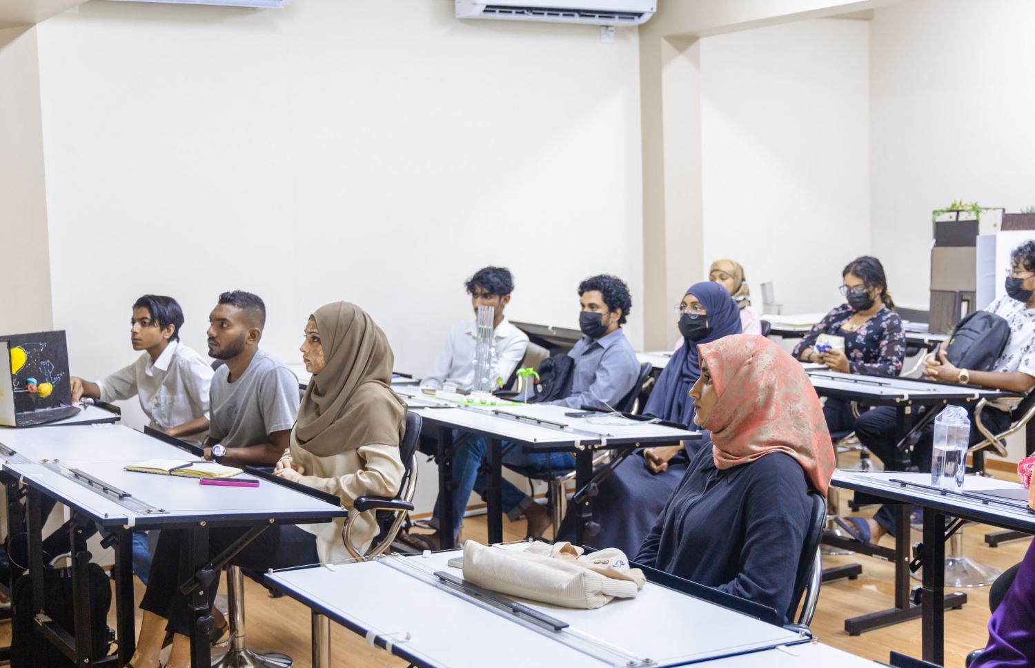 ވިލާ ކޮލެޖުގެ ކްލާސްރޫމެއްގައި ދަރިވަރުން ކިޔަވަނީ. މިއީ ވިލާ ގްރޫޕުގެ ދަށުން ހިންގާ ކޮލެޖެއް. -- ފޮޓޯ: ވިލާ