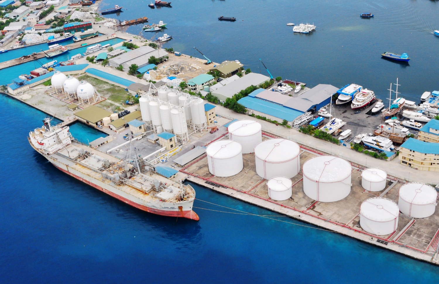 ވިލާ ޝިޕިންގެ ތެޔޮ ޓޭންކަރުތައް. -- ފޮޓޯ: ވިލާ