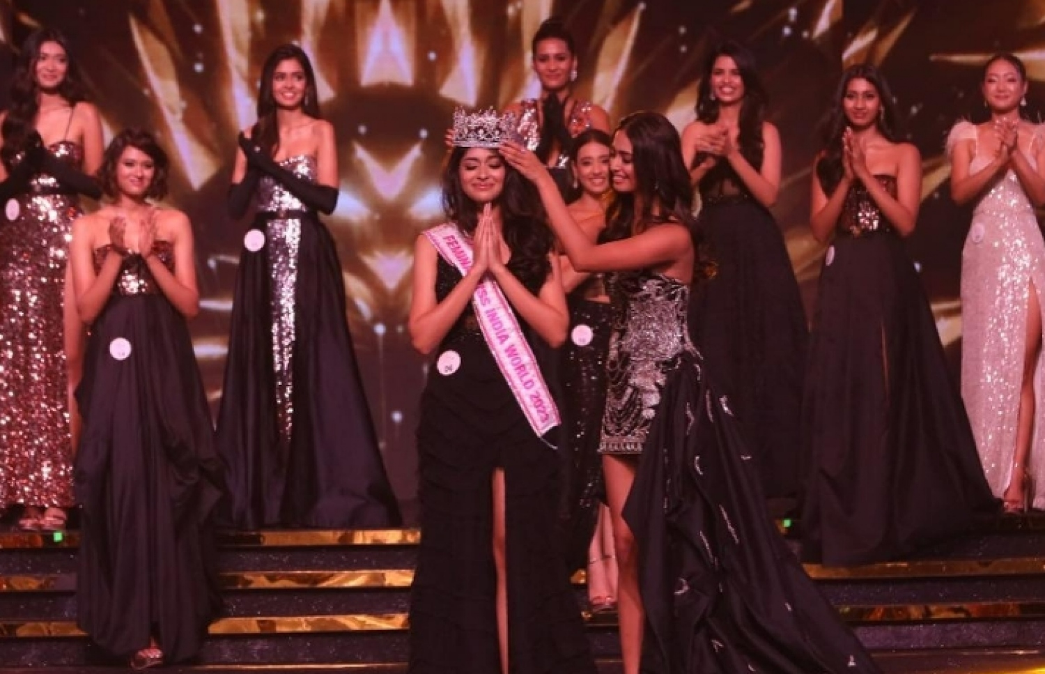 މިސް އިންޑިއާގެ މަގާމަށް ހޮވުނު ނަންދިނީ ގުޕްތާގެ ބޮލުގައި ތާޖު އަޅުވަނީ