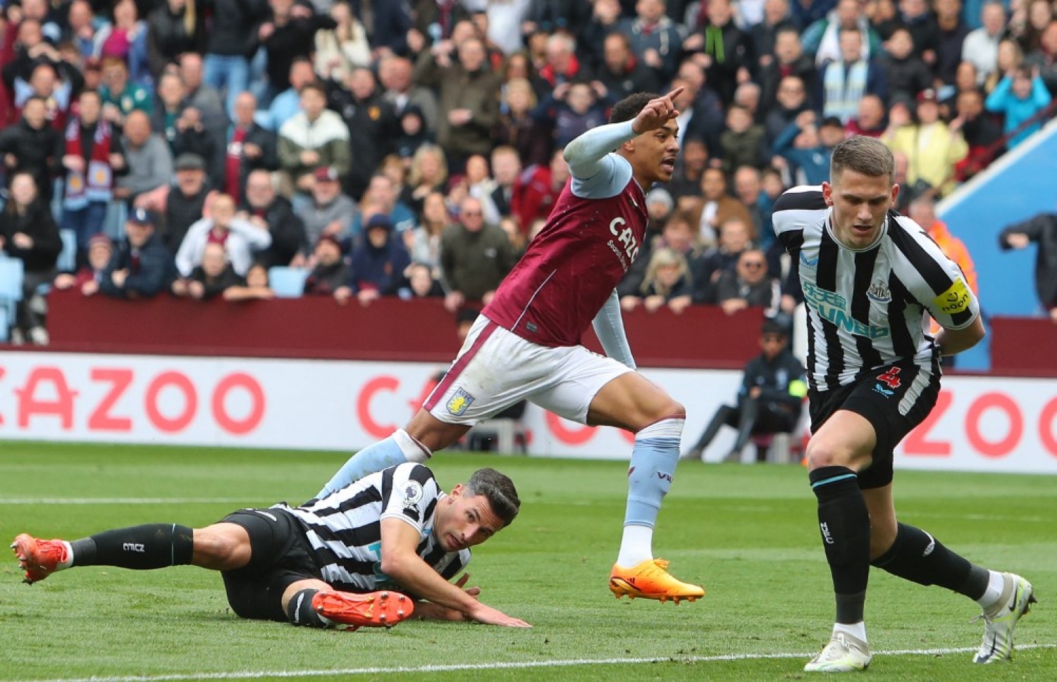 އެސްޓަން ވިލާ އިން ނިއުކާސަލް އާ ދެކޮޅަށް ކުޅުނު މެޗުގެ ފުރަތަމަ ލަނޑު ޖެހުަމށް ފަހު.-- ފޮޓޯ: އޭއެފްޕީ