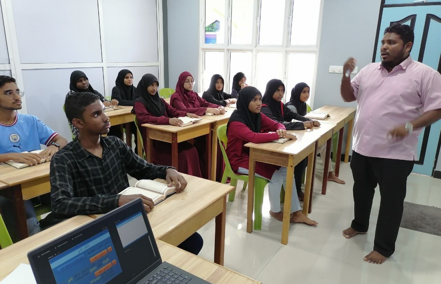 މުހައްމަދު، ގުރުއާން ކްލާހުގައި ކިޔަވައިދެނީ.