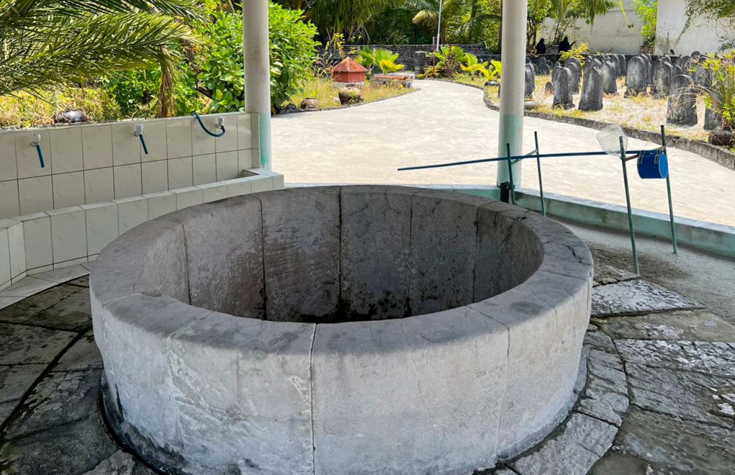 މިސްކިތުގެ ގޯތިތެރޭގައި ހިރިގަލުން ހަދާފައިވާ ވަޅު.