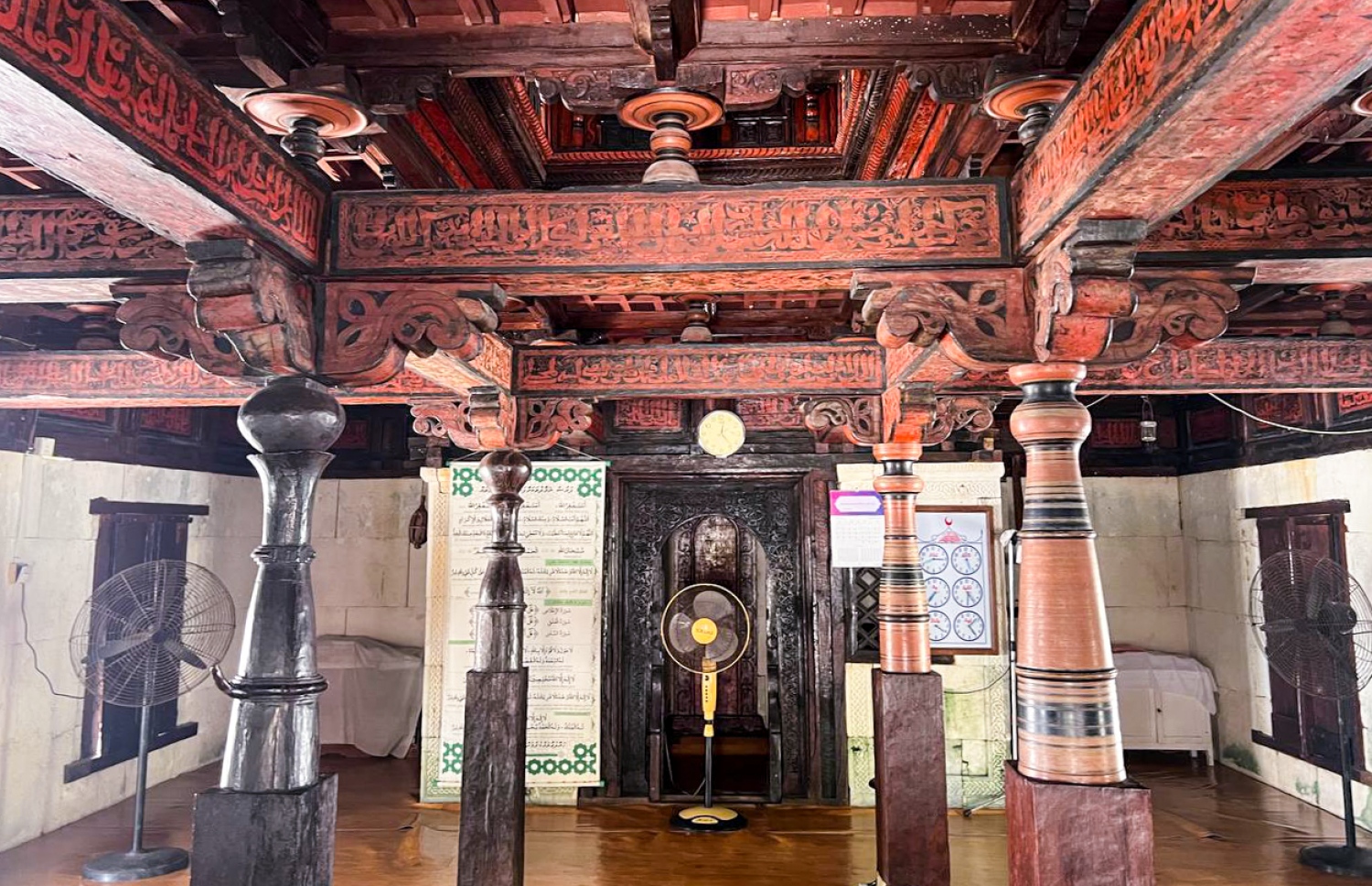 ހިރިގަލުން ހަދައިފައި ހުންނަ ފެންފުށީ ހުކުރު މިސްކިތް.