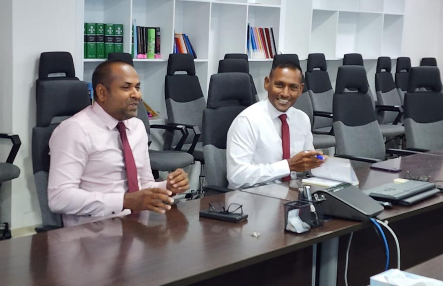 ޕީޕީއެމް/ ޕީއެމްސީ ކޯލިޝަންގެ ބޭފުޅުންނާ އެކު ޕީޖީ ހުސެން ޝަމީމް (ކ) އާއި ޑެޕިއުޓީ ޕީޖީ އަލީ ސަމީރު. -- ފޮޓޯ: ޕީޕީއެމް