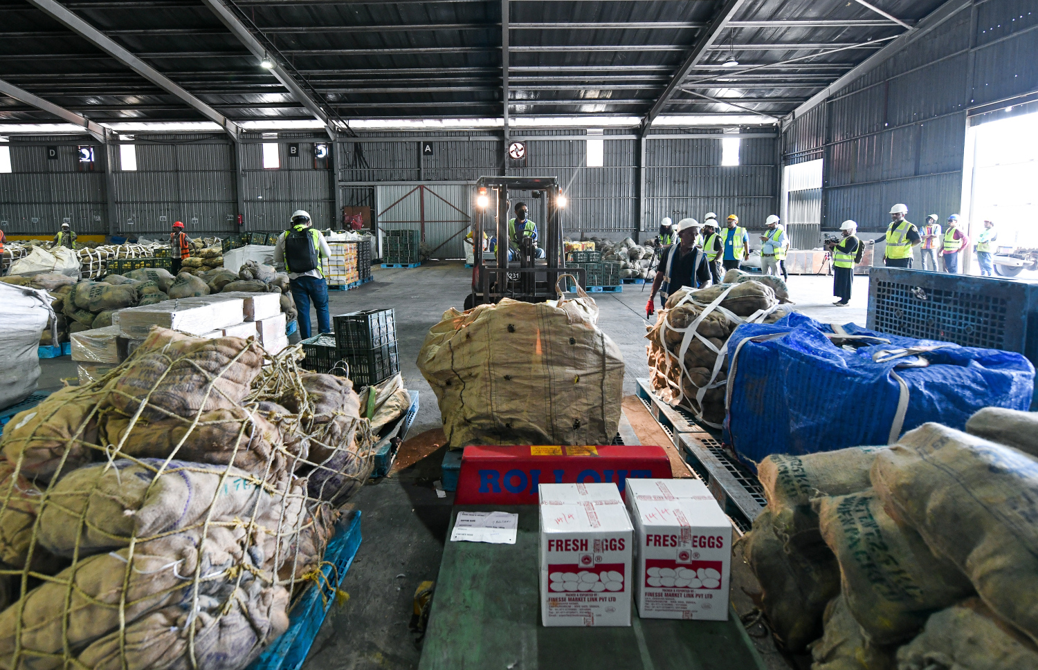 އެމްޕީއެލް އިން މުދާ ކްލިއާ ކުރުމުގެ މަސައްކަތް ކުރަނީ -- ފޮޓޯ: މިހާރު