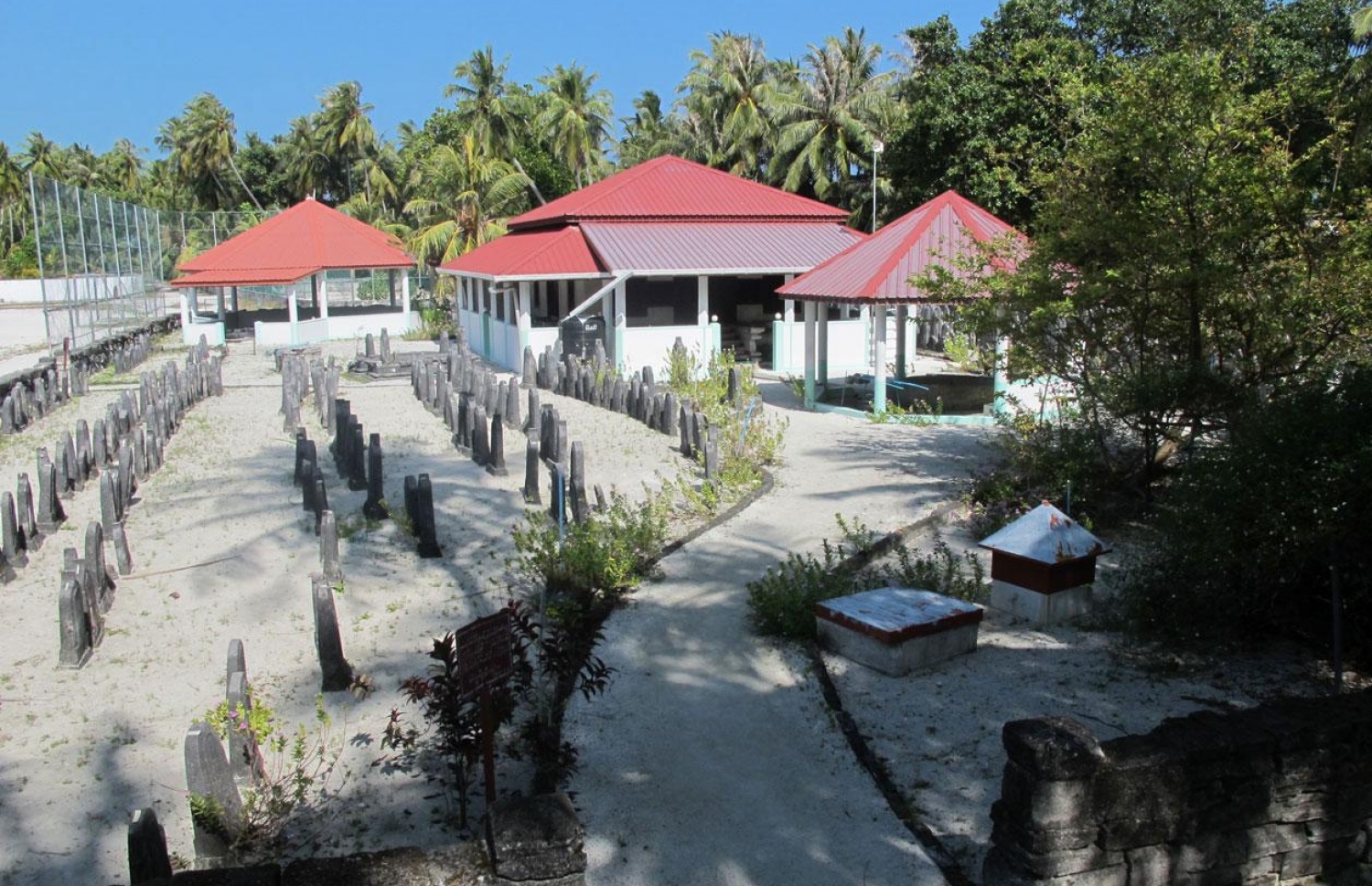 ފެންފުށީ މިސްކިތް: މިތަނުން މިރަށުގެ ފަންނުވެރިންގެ ކުޅަދާނަކަން ދައްކައިދޭ. ފޮޓޯ/ ކޮރަލްސްޓޯންމޮސްކްސްޑޮޓްކޮމް