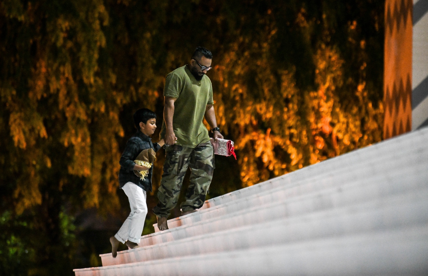 ހަތާވީސް ވިލޭރޭގެ ދަމުނަމާދު ކުރުމަށްޓަކައި ބައްޕައަކު އޭނާގެ ދަރިފުޅު ގޮވައިގެން އިސްލާމީ މަރުކަޒަށް އަރަނީ: ލައިލަތުލް ގަދްރިވިލޭރޭގެ މާތްކަން ހޯދަން ގަދައަޅައި މަސައްކަތް ކުރަންޖެހޭ.--- ފޮޓޯ: ފަޔާޒު މޫސާ | މިހާރު