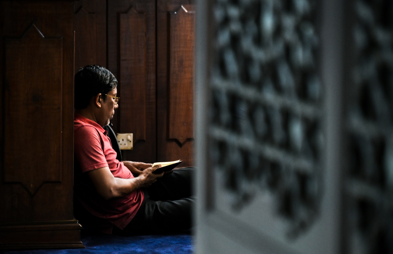 އިސްލާމީ މަރުކަޒުގައި މީހަކު ގުރުއާން ކިޔަވަނީ: ލައިލަަތުލް ގަދްރި ވިލޭރެއަކީ ސީދާ ކޮން ރެއެއްކަން ސާފު ނުވި ނަމަވެސް އެ ރޭގެ ސަވާބާއި ދަރުމަ ލިބިގަތުމަށް ގަދައަޅައި މަސައްކަތްކުރުމަށް ވަނީ ބާރު އަޅުއްވާފައި. -- ފޮޓޯ: ފަޔާޒު މޫސާ | މިހާރު