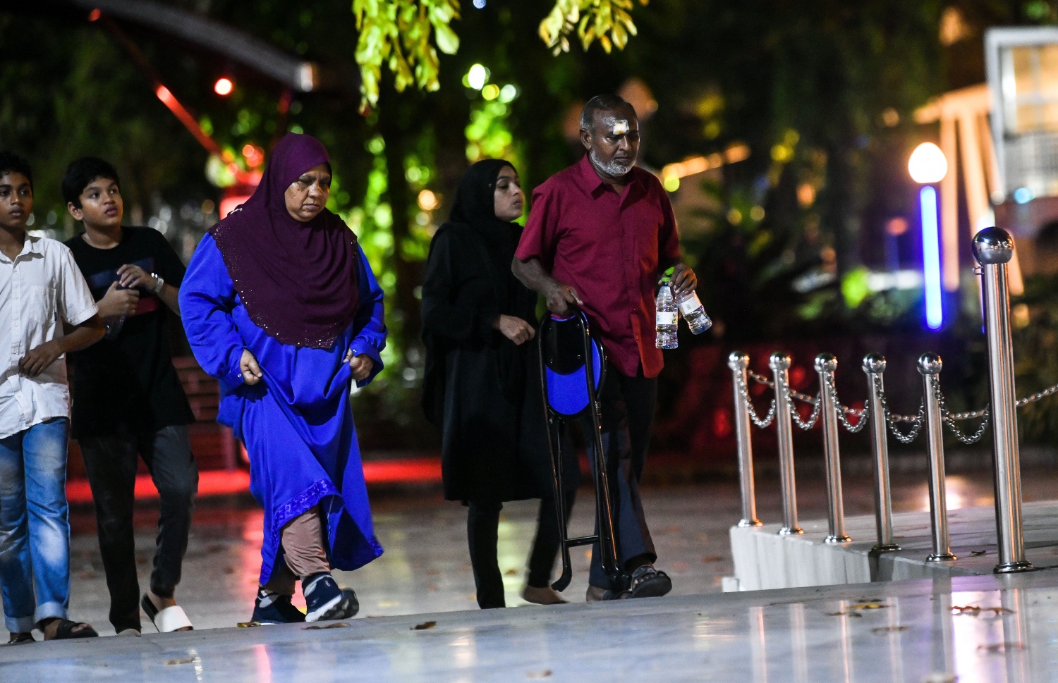 މި ރޯދަމަހުގެ ހަތާވީސް ވިލޭރޭ އިސްލާމީ މަރުކަޒުގައި ކުރި ދަމުނަމާދަށް، ދެމަފިރިއަކު އެ މީހުންގެ ދަރިން ގޮވައިގެން އަރަނީ .-- ފޮޓޯ: ފަޔާޒު މޫސާ | މިހާރު