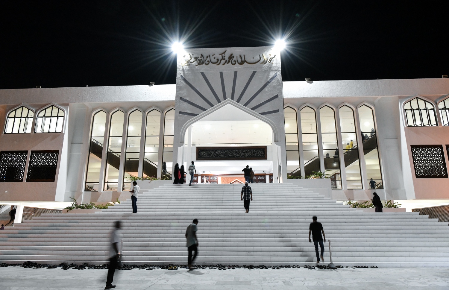 ހަތާވީސް ވިލޭރޭގެ ދަމުނަމާދު ކުރުމަށް އިސްލާމީ މަރުކަޒަށް މީހުން ޖަމާވަނީ.--- ފޮޓޯ: ފަޔާޒު މޫސާ | މިހާރު