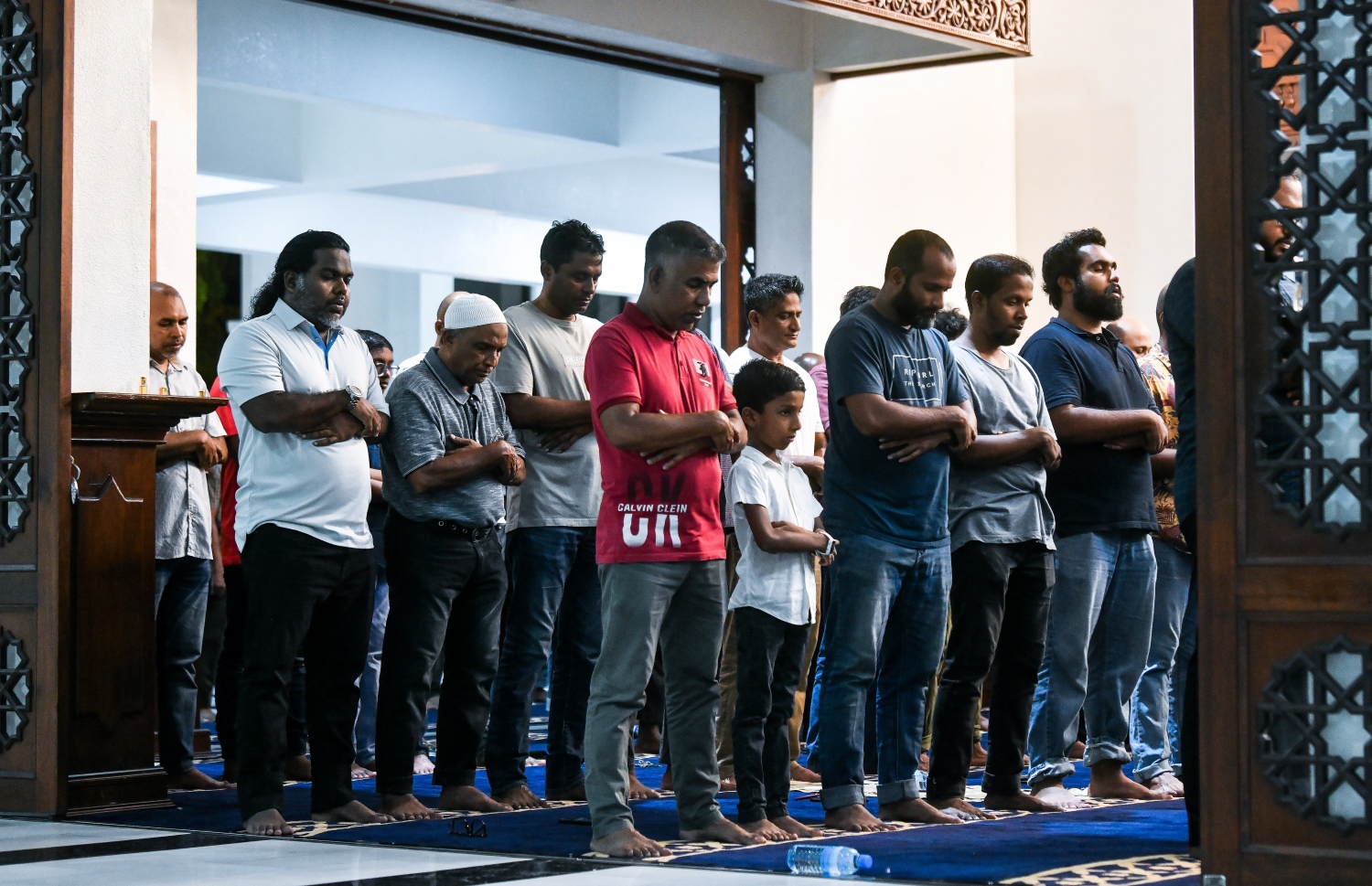 އިސްލާމީ މަރުކަޒުގައި ހަތާވީސް ވިލޭރޭގެ ދަމުނަމާދު ޖަމާއަތުގައި ކުރަނީ: ރޯދަ މަހުގެ ފަހު 10 އިގެ ތެރޭގައި އަންނަ އޮނަހިރި ރޭތަކުގެ ތެރެއިން ވެސް، 27 ވިލޭރެއަކީ ލައިލަތުލް ގަދްރި ވިލޭރޭ ކަމަށް ގިނަ އިލްމުވެރިން ބުރަވެވަޑައިގަންނަވާ.--- ފޮޓޯ: ފަޔާޒު މޫސާ | މިހާރު