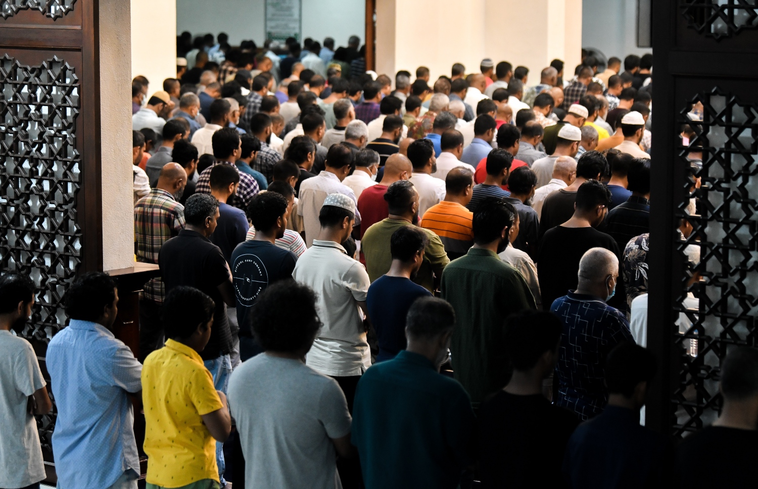 އިސްލާމީ މަރުކަޒުގައި ހަތާވީސް ވިލޭރޭގެ ދަމުނަމާދު ކުރަނީ: ކުޑަކުދިންނާއި ގިނަ އަދަދެއްގެ އަންހެނުން ވެސް ދަމުނަމާދުގައި ބައިވެރިވި.--- ފޮޓޯ: ފަޔާޒު މޫސާ | މިހާރު