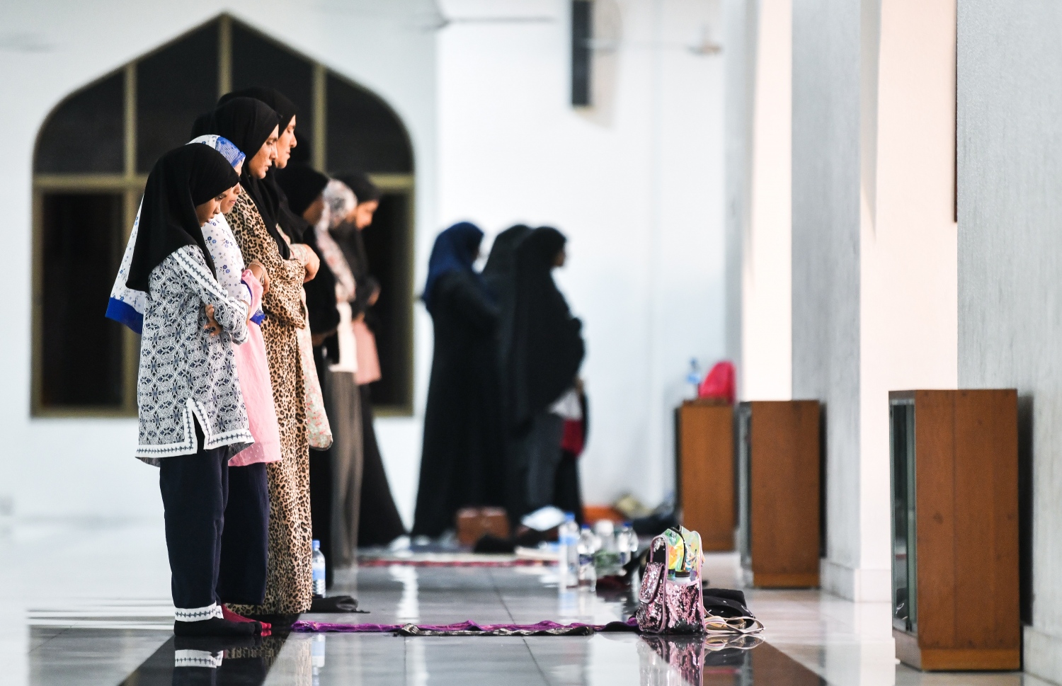 އިސްލާމީ މަރުކަޒުގައި ކުރި ހަތާވީސް ވިލޭރޭގެ ދަމުނަމާދުގައި އަންހެނުންނާއި ކުޑަ އަންހެންކުދިންތަކެއް ބައިވެރިވަނީ.--- ފޮޓޯ: ފަޔާޒު މޫސާ | މިހާރު