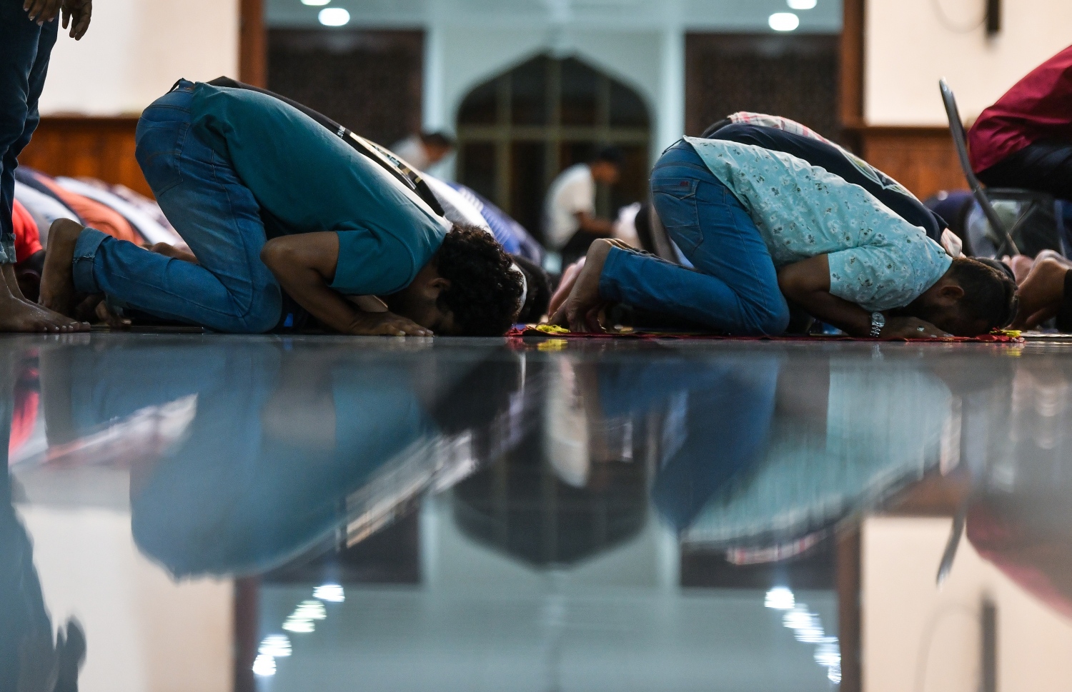 އިސްލާމީ މަރުކަޒުގައި ހަތާވީސް ވިލޭރޭގެ ދަމުނަމާދު ކުރަނީ. ދަމުނަމާނު ކުރި މިސްކިތްތަކުގެ ޖަމާއަތަށް ގިނަ ބަޔަކު ދިޔަ.--- ފޮޓޯ: ފަޔާޒު މޫސާ | މިހާރު