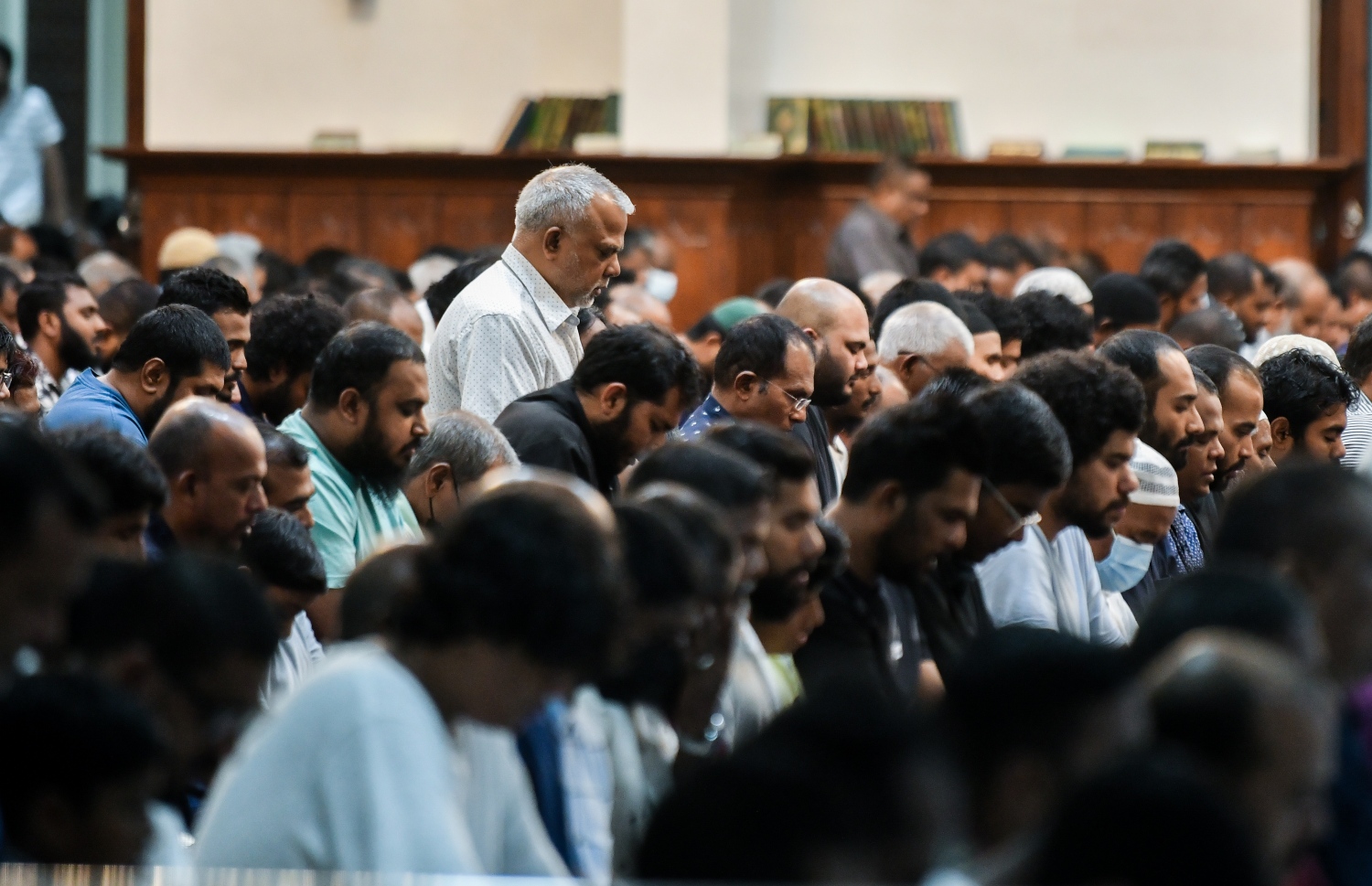 ހަތާވީސްވިލޭރޭގެ ދަމުނަމާދު އިސްލާމީ މަރުކަޒުގައި ކުރަނީ: ލައިލަތުލް ގަދްރިވިލޭރޭގެ މާތްކަން ހޯދަން ގަދައަޅައި މަސައްކަތް ކުރާއިރު ހަތާވީސް ވިލޭރޭގެ އަޅުކަމުގައި ހޭދަކުރާ މީހުންގެ އަދަދު ގިނަ.--- ފޮޓޯ: ފަޔާޒު މޫސާ | މިހާރު