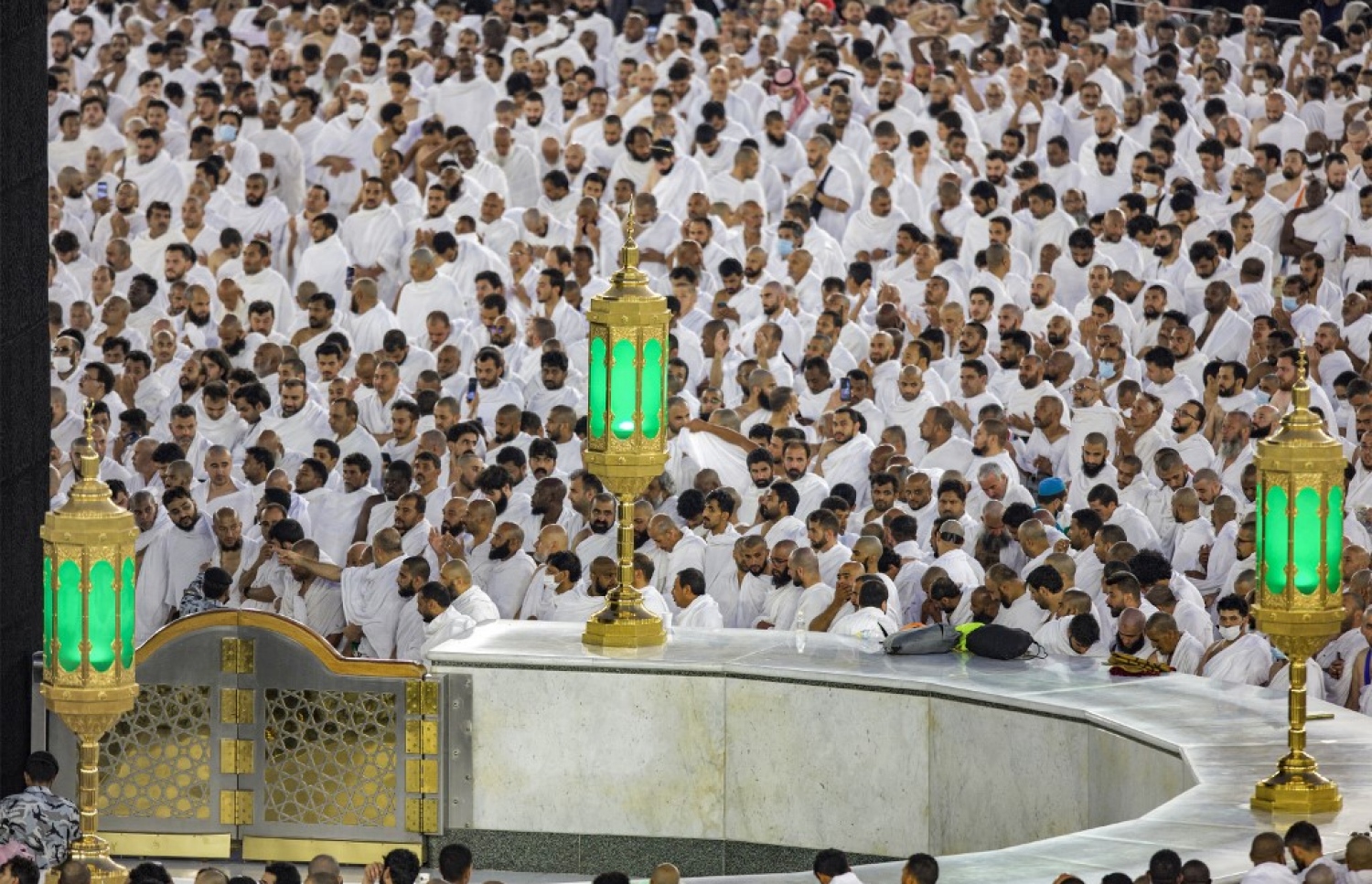 ރަމަޟާން މަހުގެ 27 ވިލޭރޭގައި މައްކާގެ ހަރަމްފުޅުގައި މުސްލިމުންތަކެއް ނަމާދު ކުރަނީ.--- ފޮޓޯ: އޭއެފްޕީ