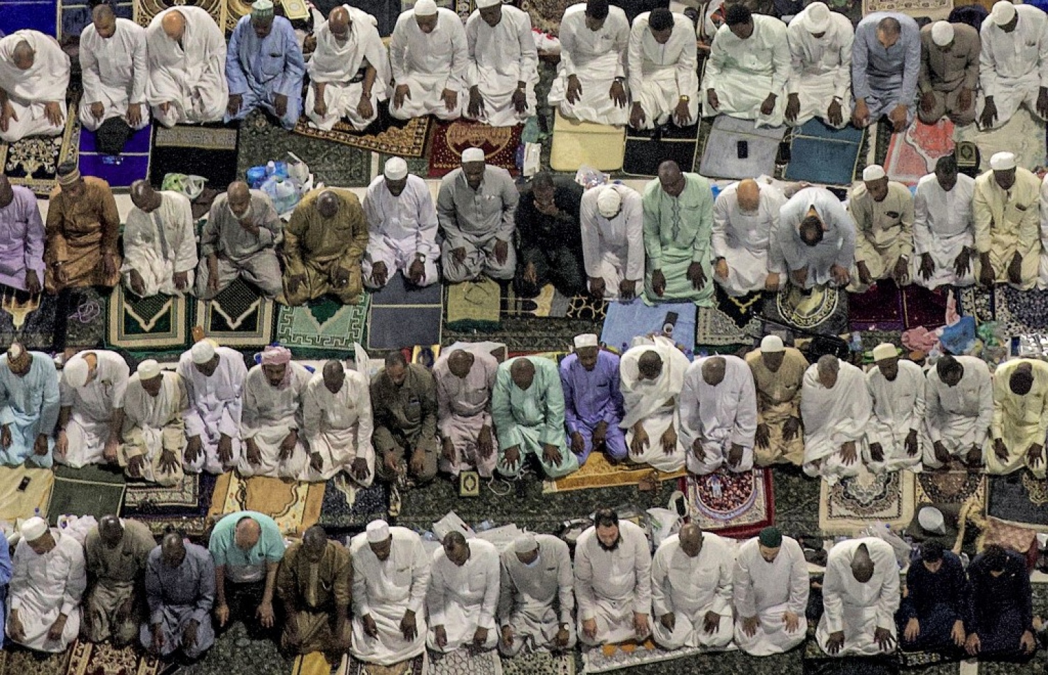 ރަމަޟާން މަހުގެ 27 ވިލޭރޭގައި މައްކާގެ ހަރަމްފުޅުގައި ނަމާދު ކުރަނީ: ދެ މިލިއަނަށް ވުރެ މީހުން ހަރަމްފުޅަށް ޖަމާވެ، 27 ވިލޭރެގެ ސަވާއި ދަރުމަ ލިބޭތޯ ﷲ އަށް ދުއާކޮށް، އަޅުކަންކުރި.--- ފޮޓޯ: އޭއެފްޕީ