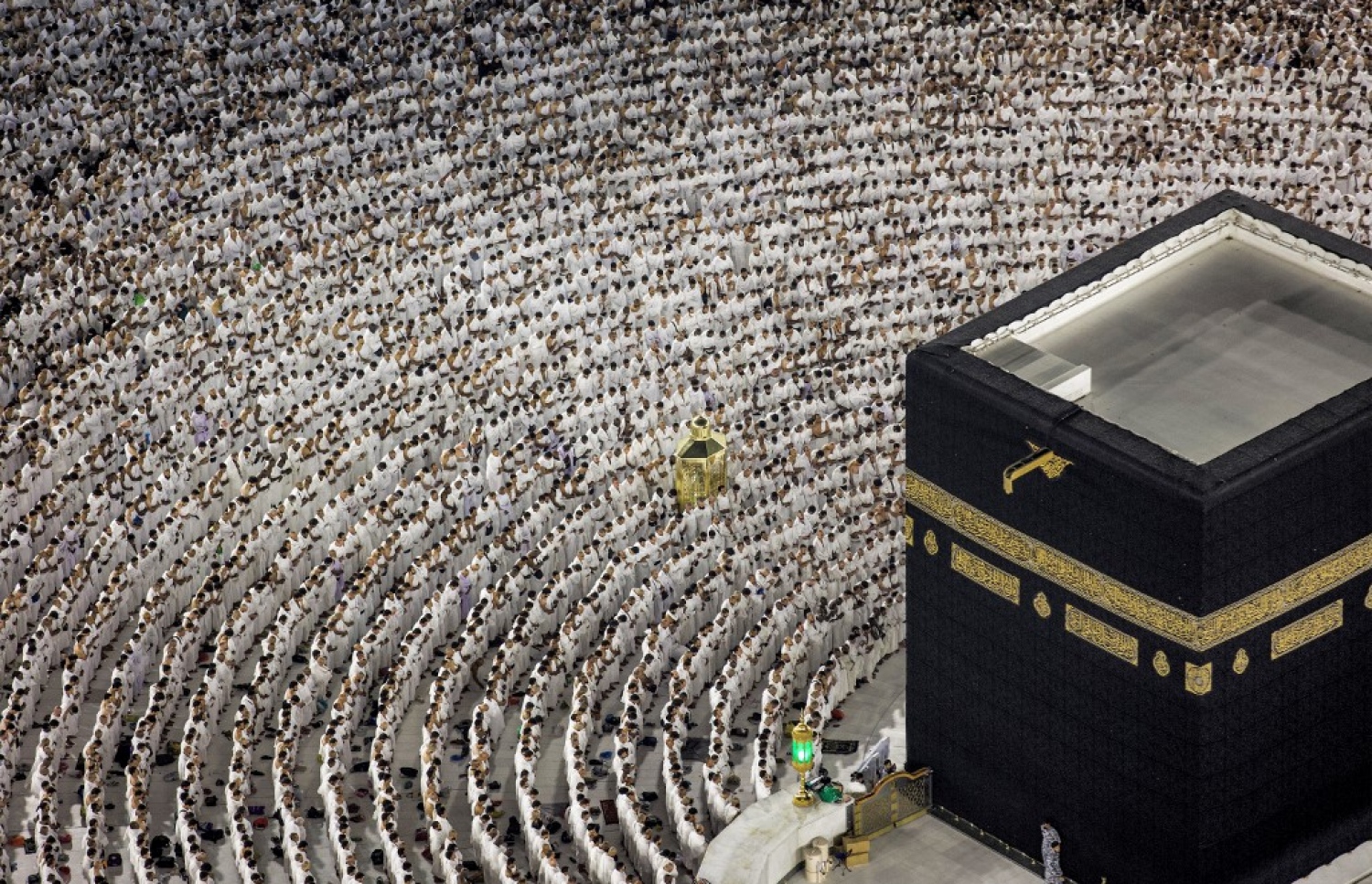 ރަމަޟާން މަހުގެ 27 ވިލޭރޭގައި މައްކާގެ ހަރަމްފުޅުގައި ނަމާދު ކުރަނީ: ދެ މިލިއަނަށް ވުރެ މީހުން ހަރަމްފުޅަށް ޖަމާވެ، 27 ވިލޭރެގެ ސަވާއި ދަރުމަ ލިބޭތޯ ﷲ އަށް ދުއާކޮށް، އަޅުކަންކުރި.--- ފޮޓޯ: އޭއެފްޕީ