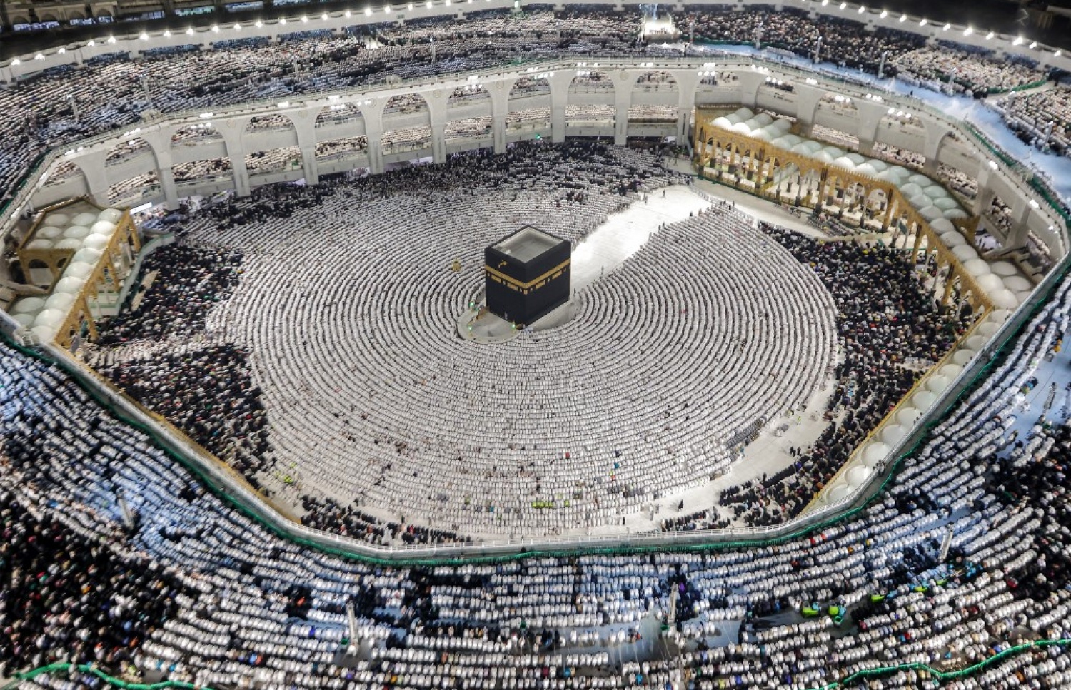 ރަމަޟާން މަހުގެ 27 ވިލޭރޭގައި މައްކާގެ ހަރަމްފުޅުގައި ނަމާދު ކުރަނީ: ދެ މިލިއަނަށް ވުރެ މީހުން ހަރަމްފުޅަށް ޖަމާވެ، 27 ވިލޭރެގެ ސަވާއި ދަރުމަ ލިބޭތޯ ﷲ އަށް ދުއާކޮށް، އަޅުކަންކުރި.--- ފޮޓޯ: އޭއެފްޕީ