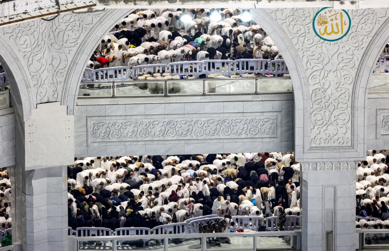 ރަމަޟާން މަހުގެ 27 ވިލޭރޭގައި މައްކާގެ ހަރަމްފުޅުގައި މުސްލިމުންތަކެއް ނަމާދު ކުރަނީ.--- ފޮޓޯ: އޭއެފްޕީ