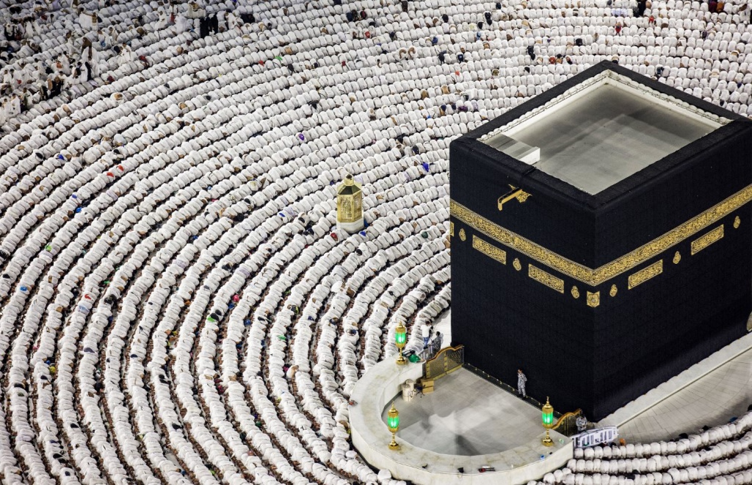 ރަމަޟާން މަހުގެ 27 ވިލޭރޭގައި މައްކާގެ ހަރަމްފުޅުގައި މުސްލިމުންތަކެއް ނަމާދު ކުރަނީ.--- ފޮޓޯ: އޭއެފްޕީ