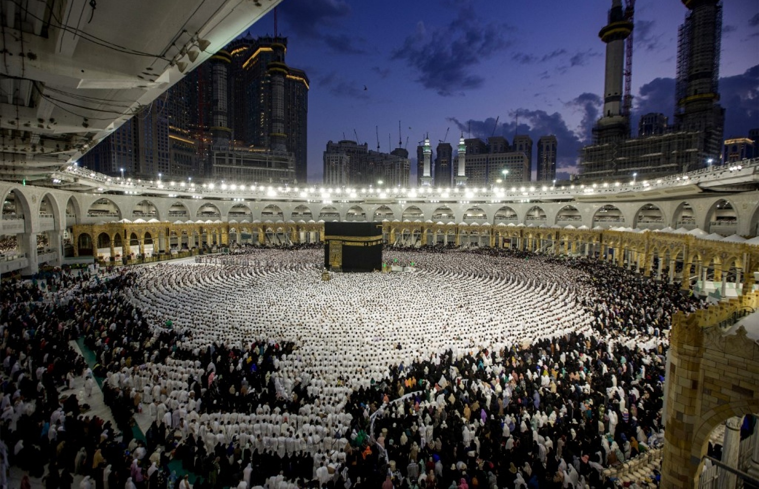 ރަމަޟާން މަހުގެ 27 ވިލޭރޭގައި މައްކާގެ ހަރަމްފުޅުގައި މުސްލިމުންތަކެއް ނަމާދު ކުރަނީ.--- ފޮޓޯ: އޭއެފްޕީ