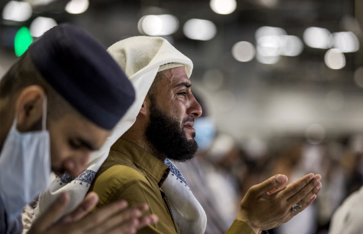 ރަމަޟާން މަހުގެ 27 ވިލޭރޭގައި މައްކާގެ ހަރަމްފުޅުގައި ދެ މުސްލިމަކު ދުއާ ކުރަނީ: އެ ރޭގެ ސަވާބާއި ދަރުމަ ހޯދަން އެތައް މިލިއަން މުސްލިމުންނެއް ހަރަމްފުޅަށް ޖަމާވި.--- ފޮޓޯ: އޭއެފްޕީ