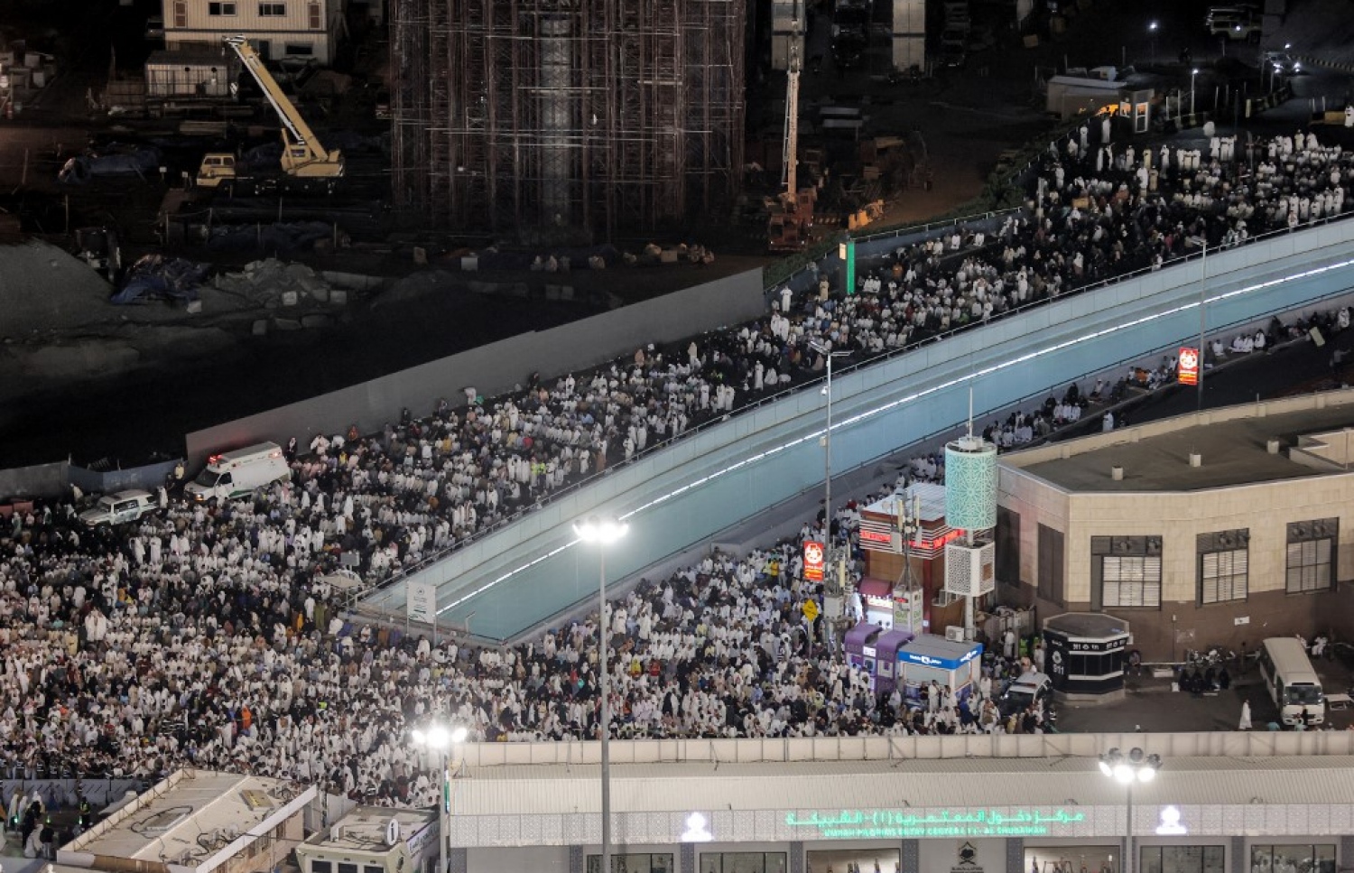 ރަމަޟާން މަހުގެ 27 ވިލޭރޭގައި މައްކާގެ ހަރަމްފުޅުގައި މުސްލިމުންތަކެއް ނަމާދު ކުރަނީ.--- ފޮޓޯ: އޭއެފްޕީ