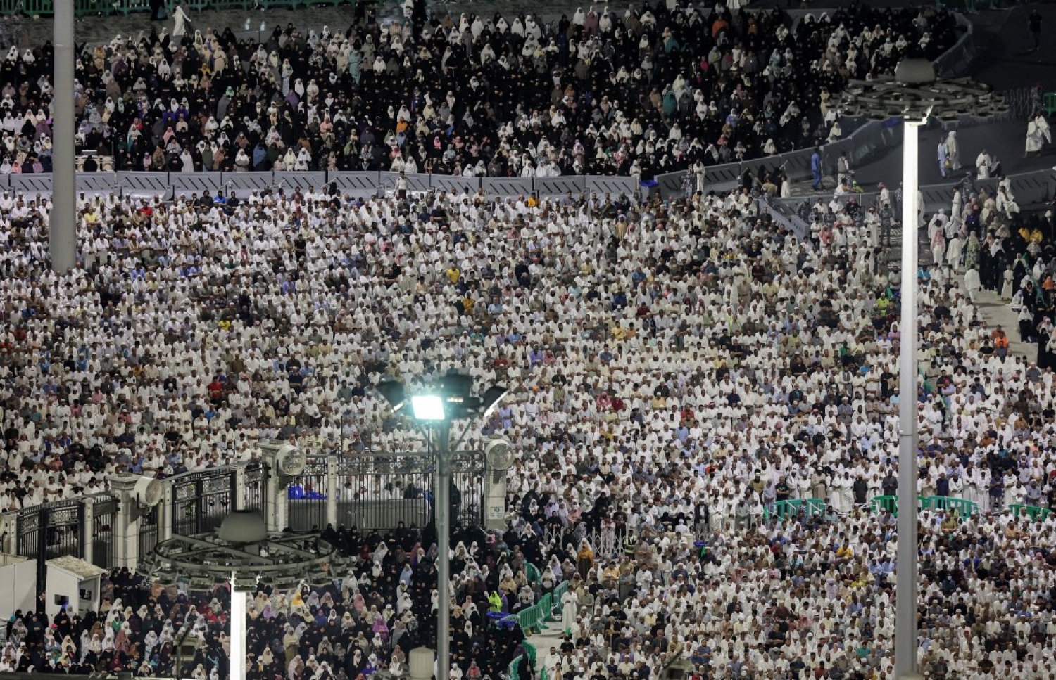 ރަމަޟާން މަހުގެ 27 ވިލޭރޭގައި މައްކާގެ ހަރަމްފުޅުގައި މުސްލިމުންތަކެއް ނަމާދު ކުރަނީ.--- ފޮޓޯ: އޭއެފްޕީ